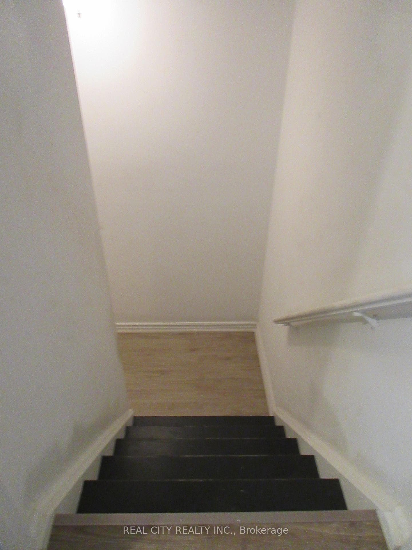 2290 Delkus Crescent — property photo