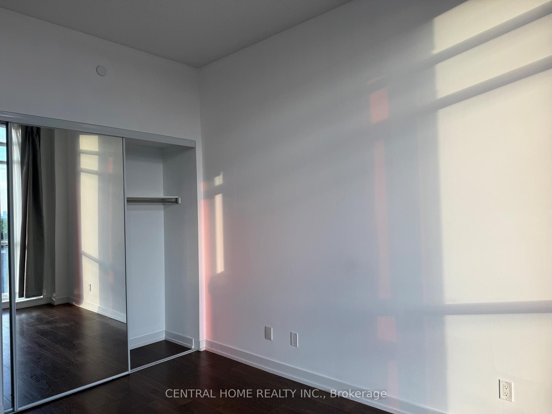718- 297 College Street — property photo