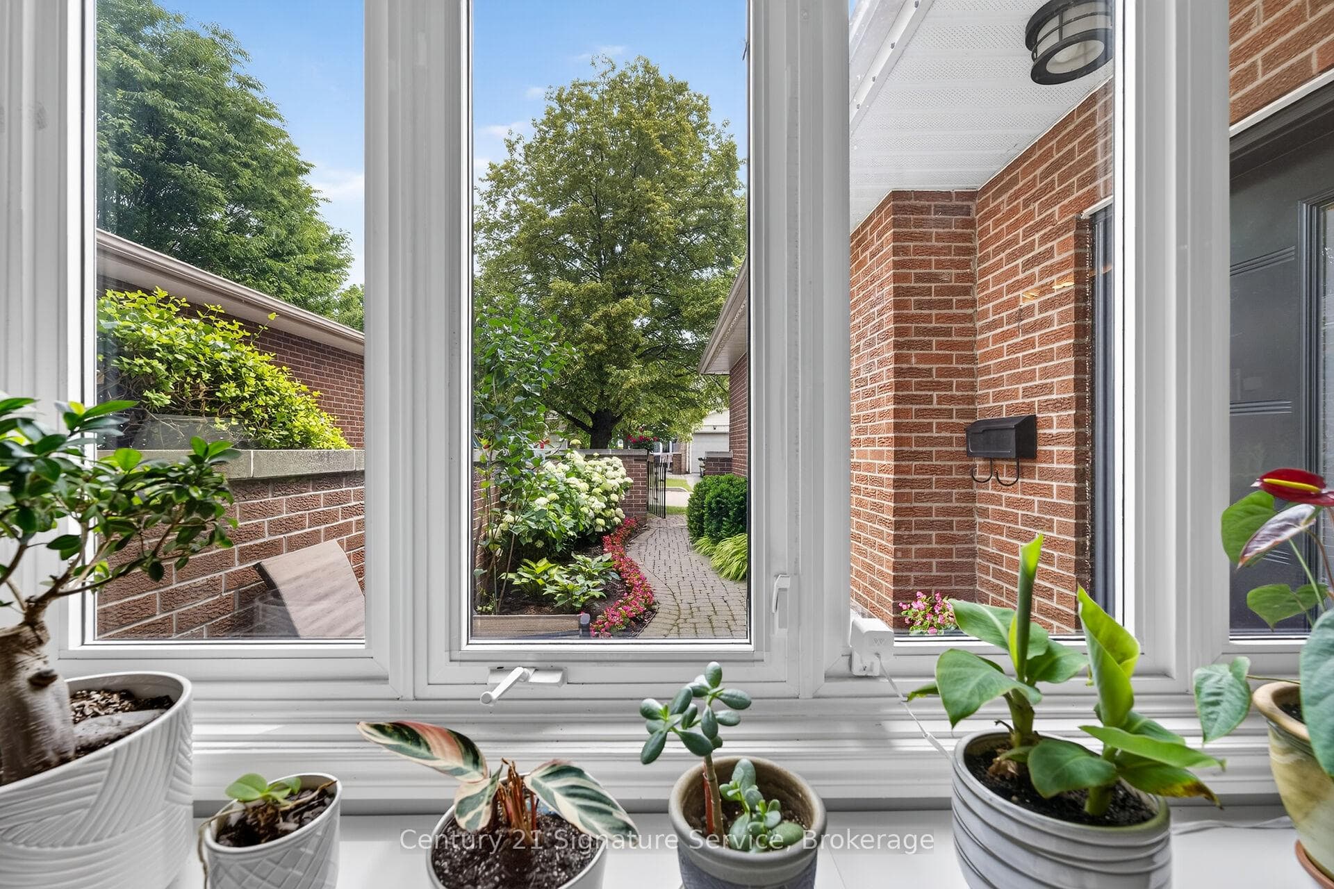 5183 Banting Court — property photo