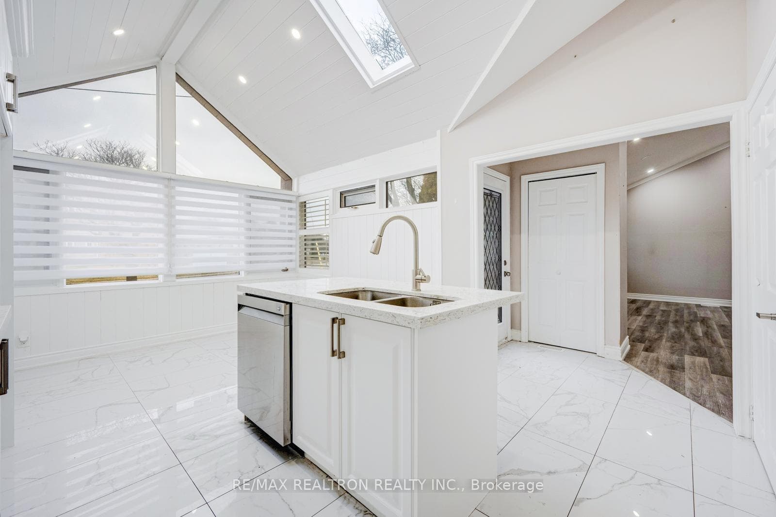 30 Lawrence Crescent — property photo
