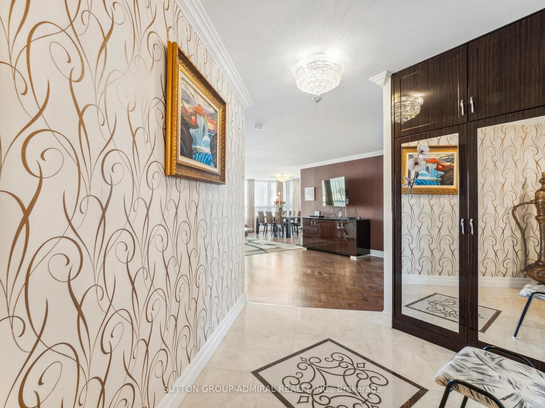 604- 7 Townsgate Drive — property photo