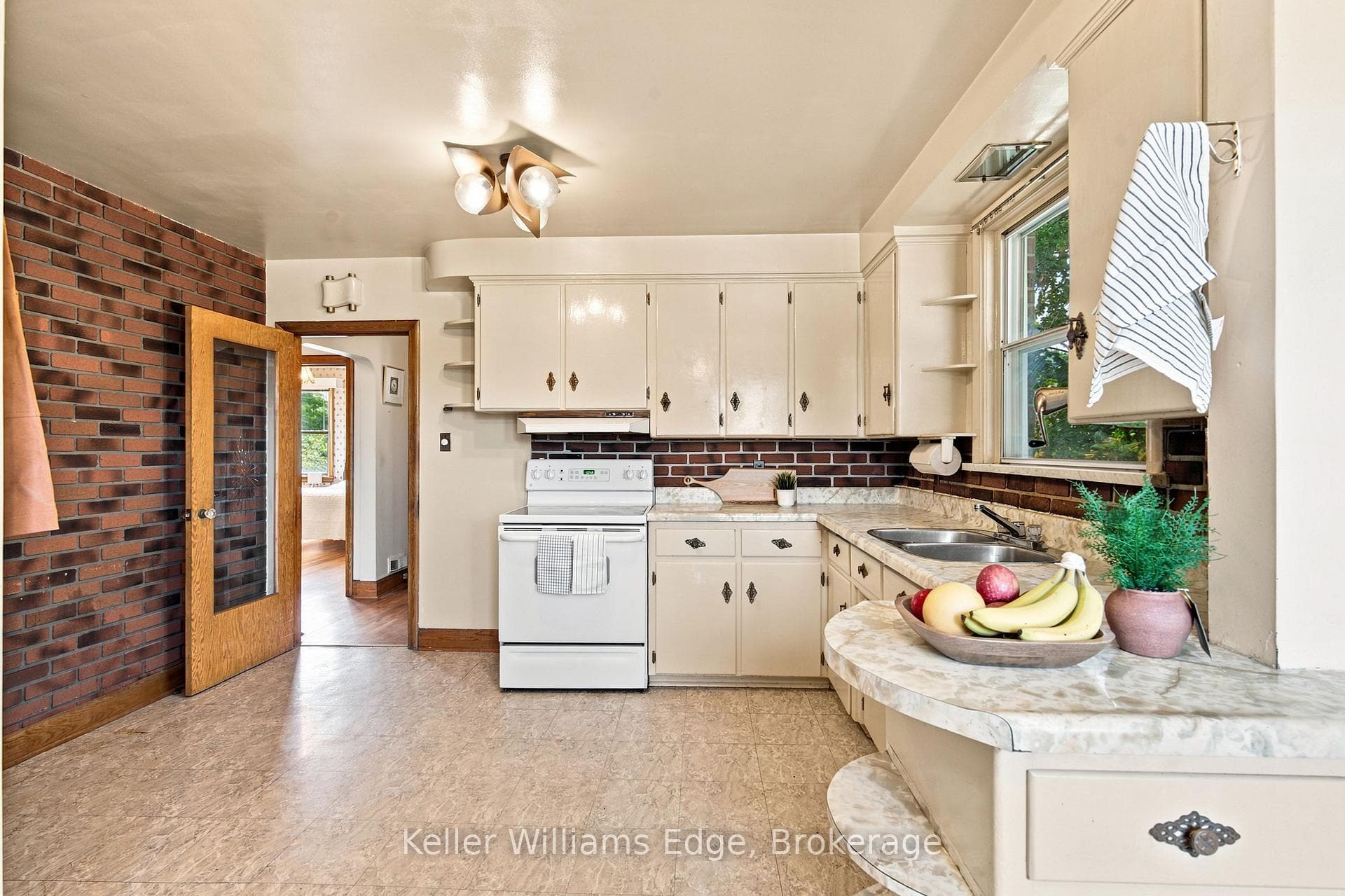 226 8 Highway — property photo