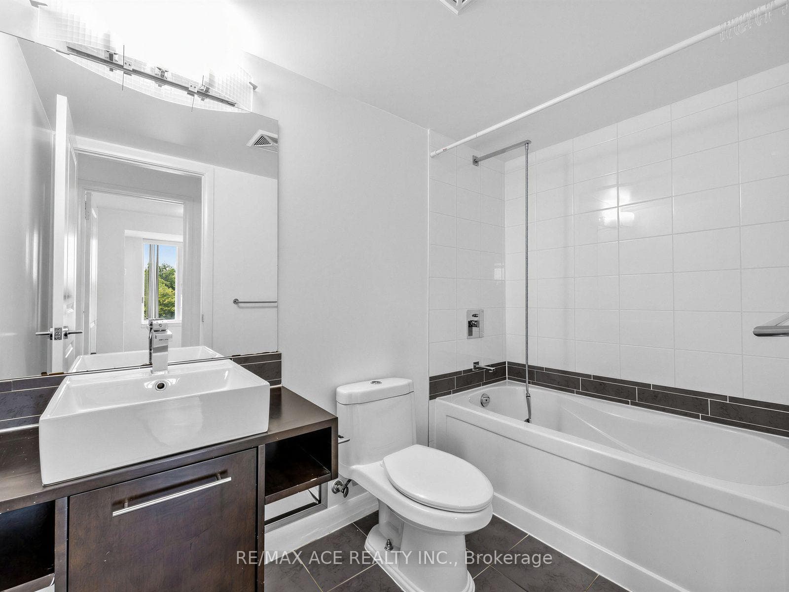 808- 25 Town Centre Court — property photo