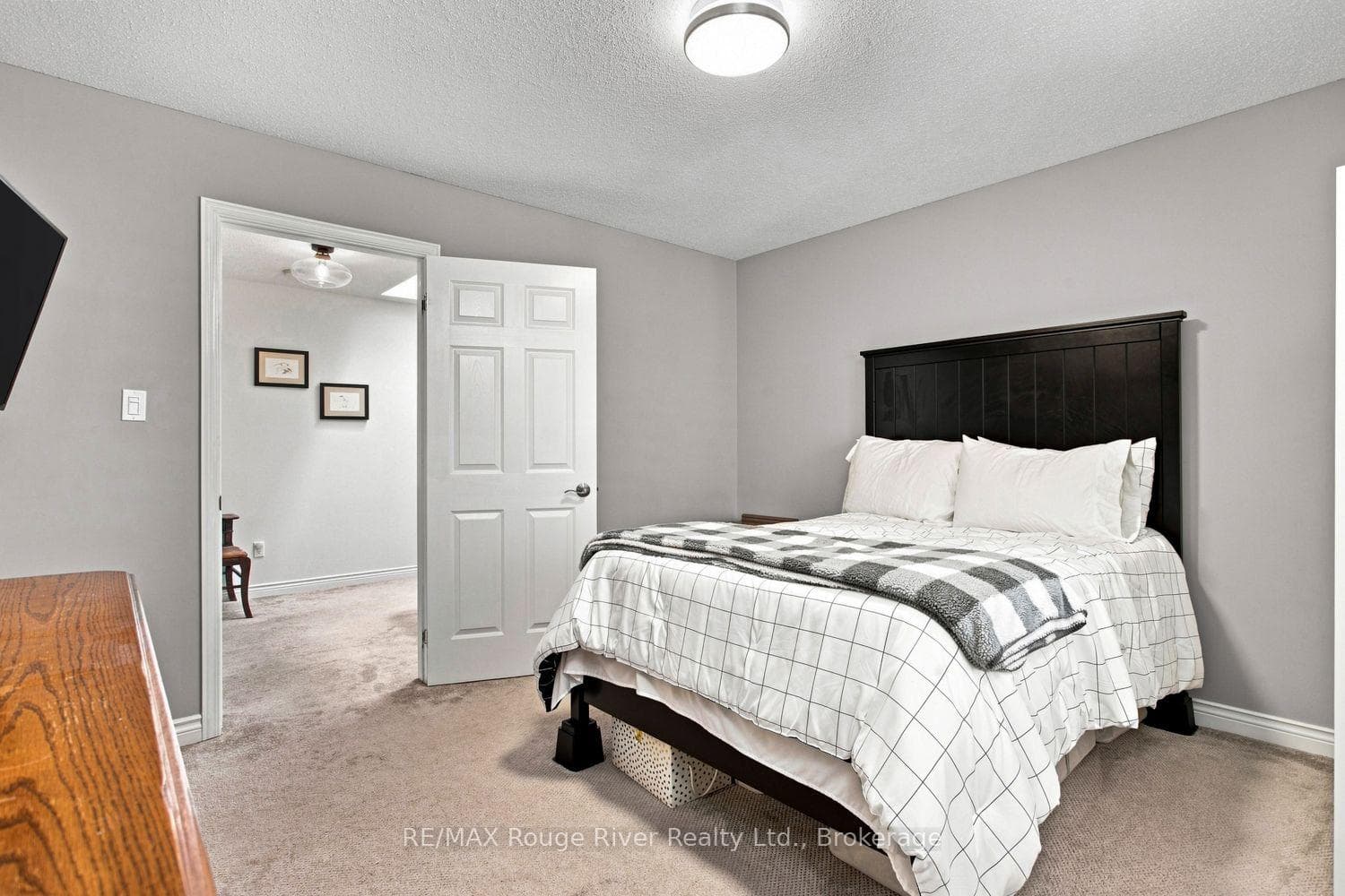 52 Mortimer Crescent — property photo