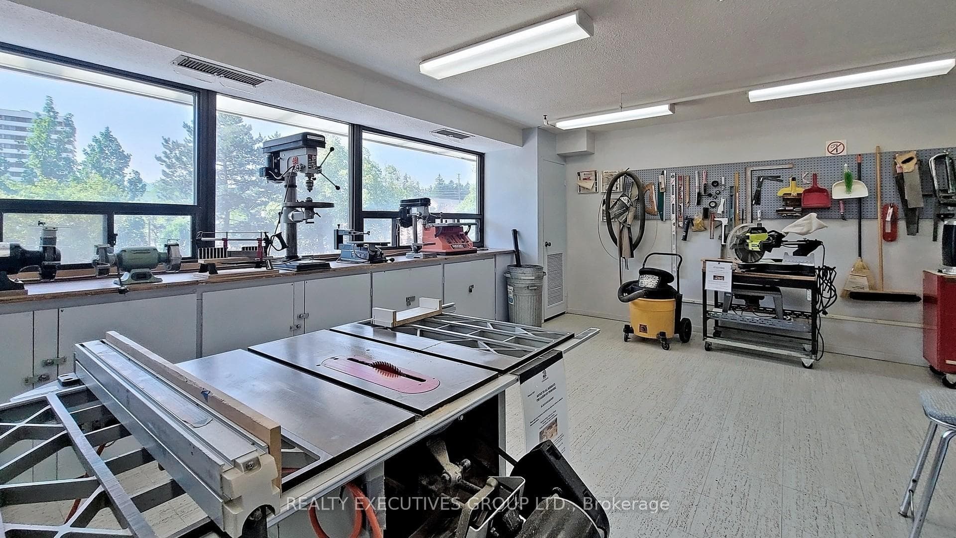905- 8111 Yonge Street — property photo