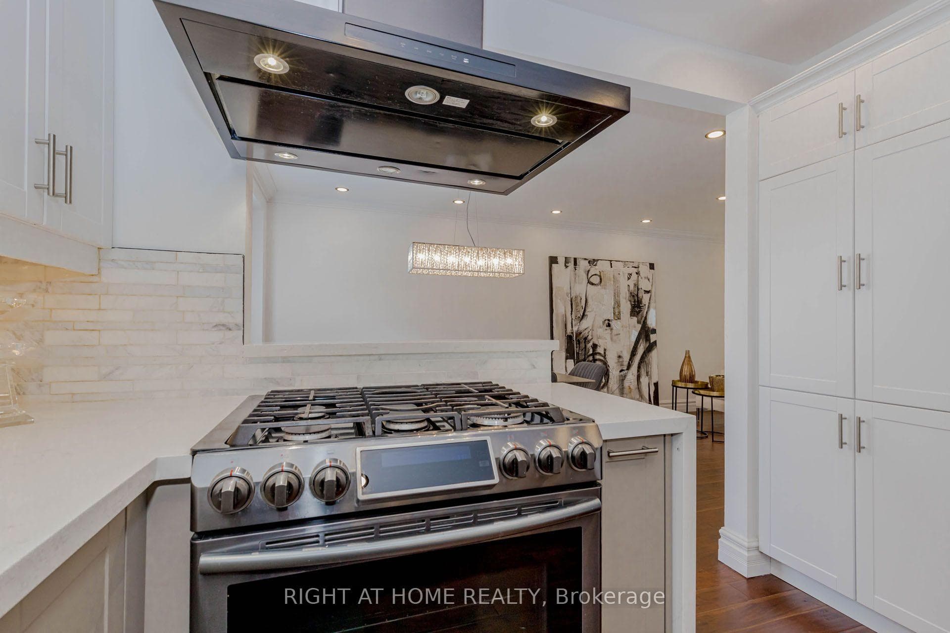 1073 Mesa Crescent — property photo