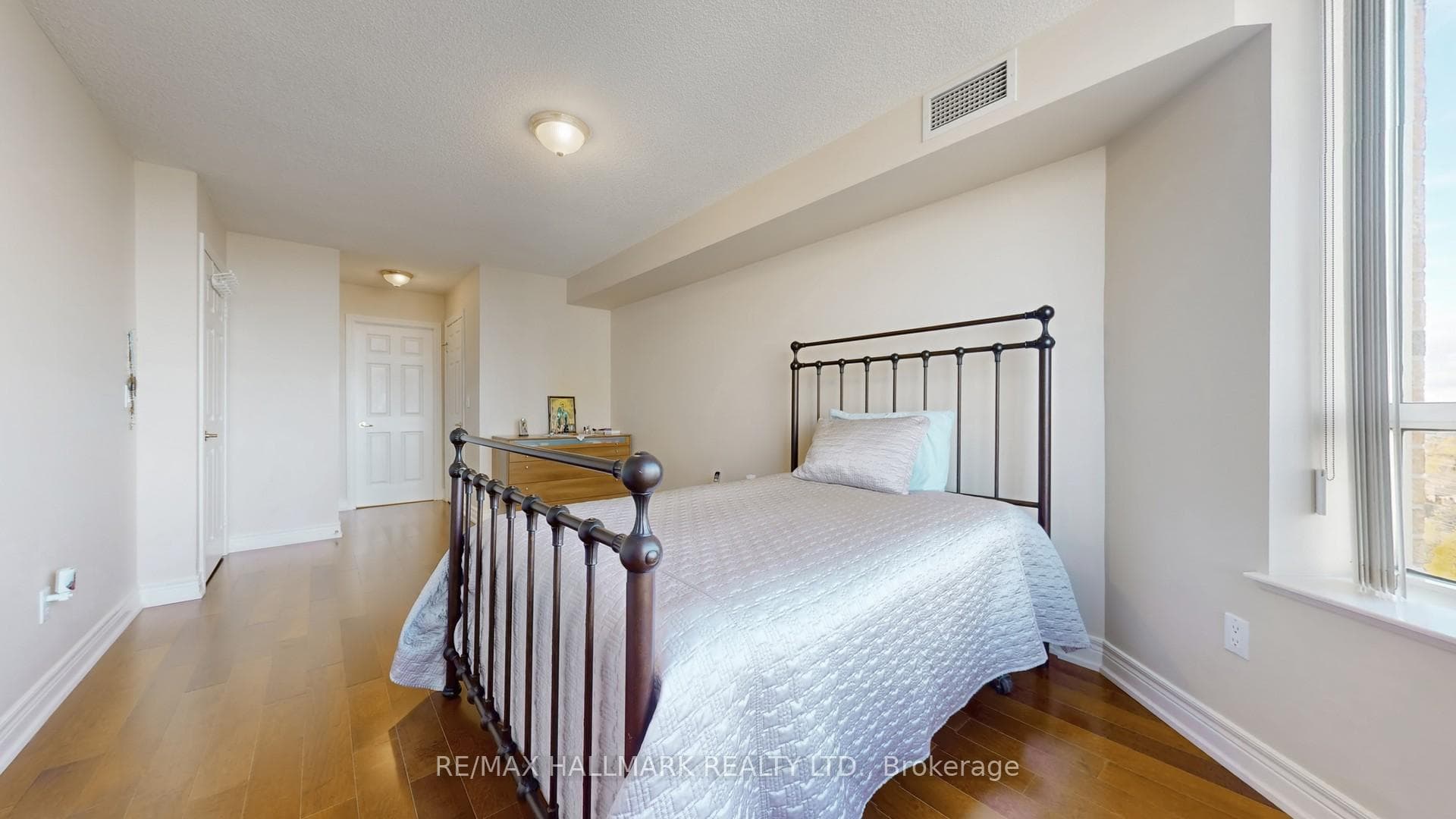1610- 89 Skymark Drive — property photo
