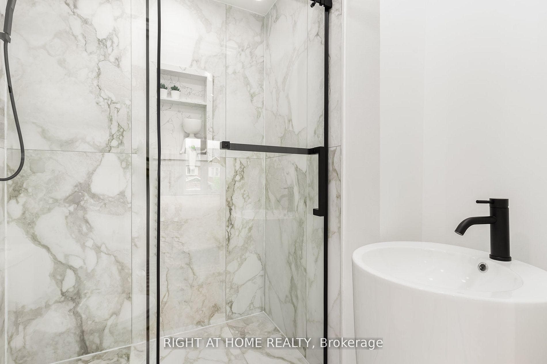 42 Jessica Gardens — property photo