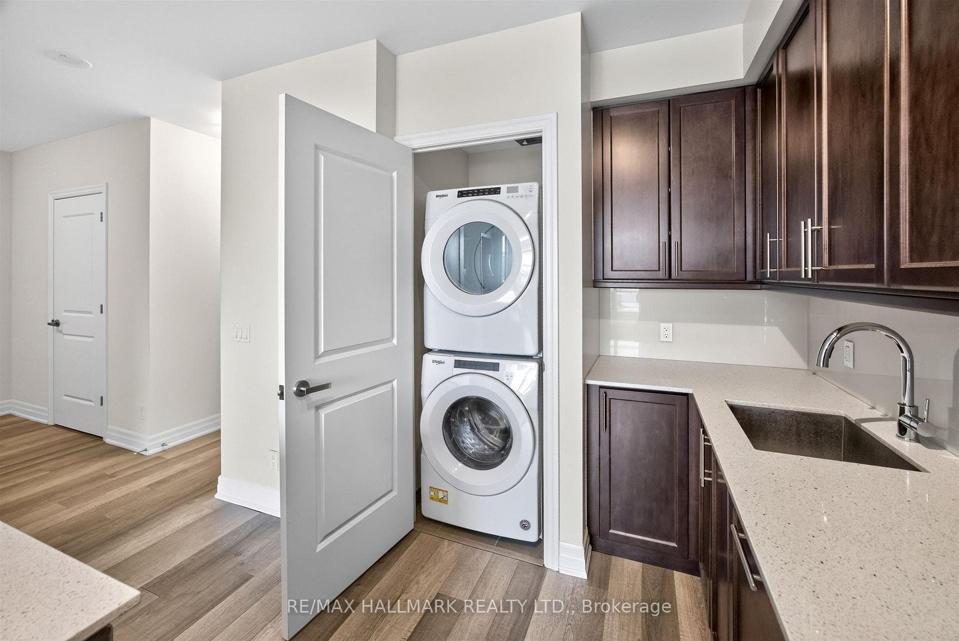 219- 9085 Jane Street — property photo