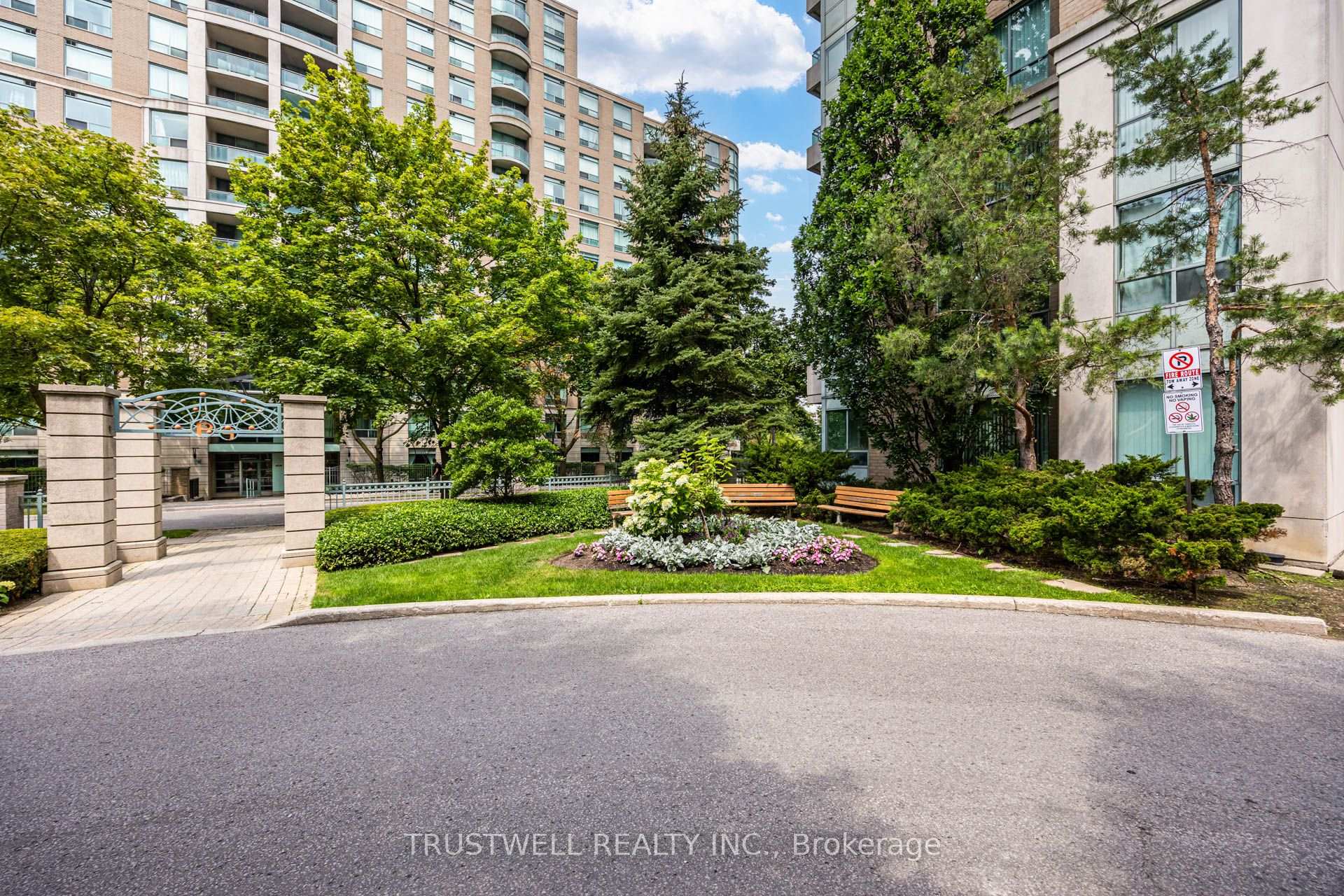 401- 39 Pemberton Avenue — property photo