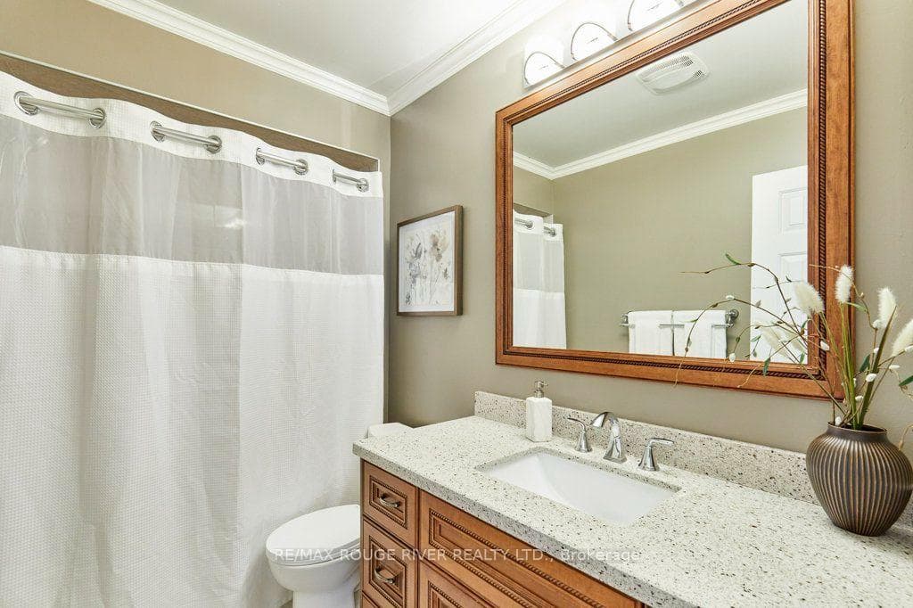 216 Wright Crescent — property photo