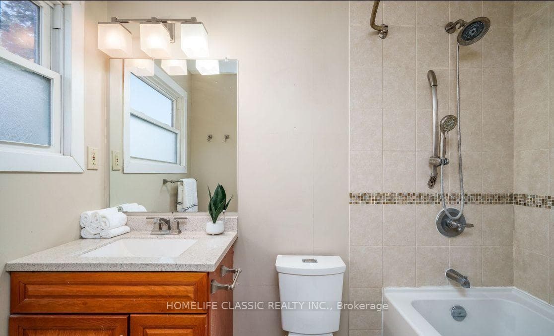 583 Elliott Crescent — property photo