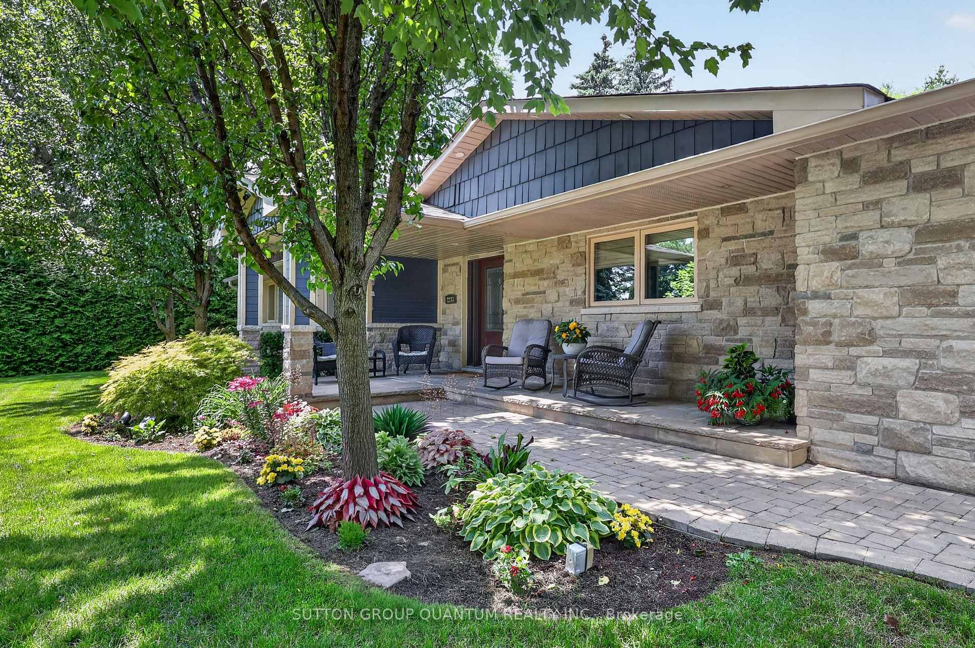 2233 Oneida Crescent — property photo