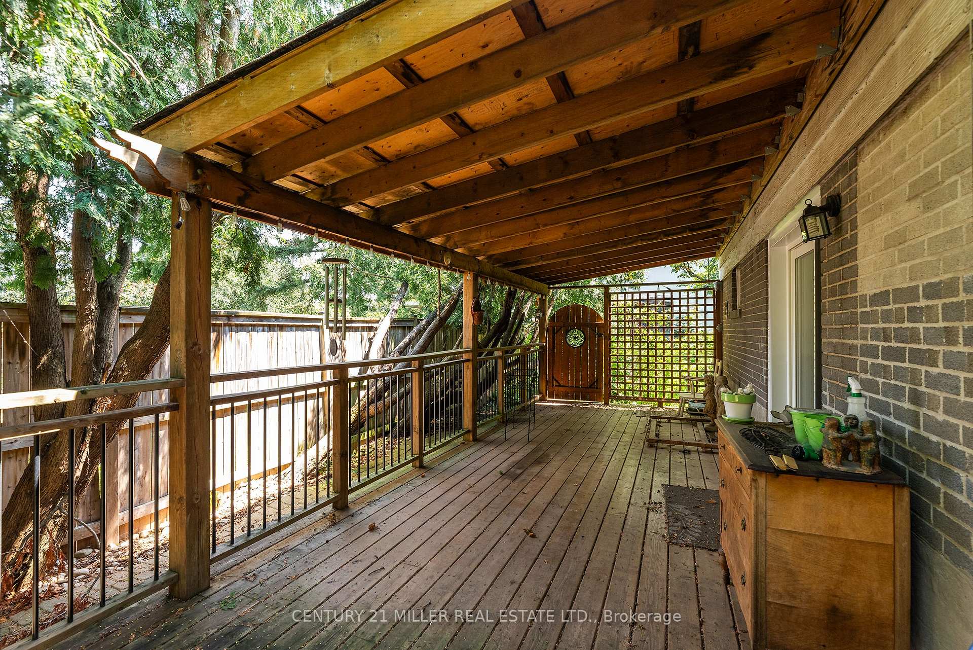 557 Trafford Crescent — property photo