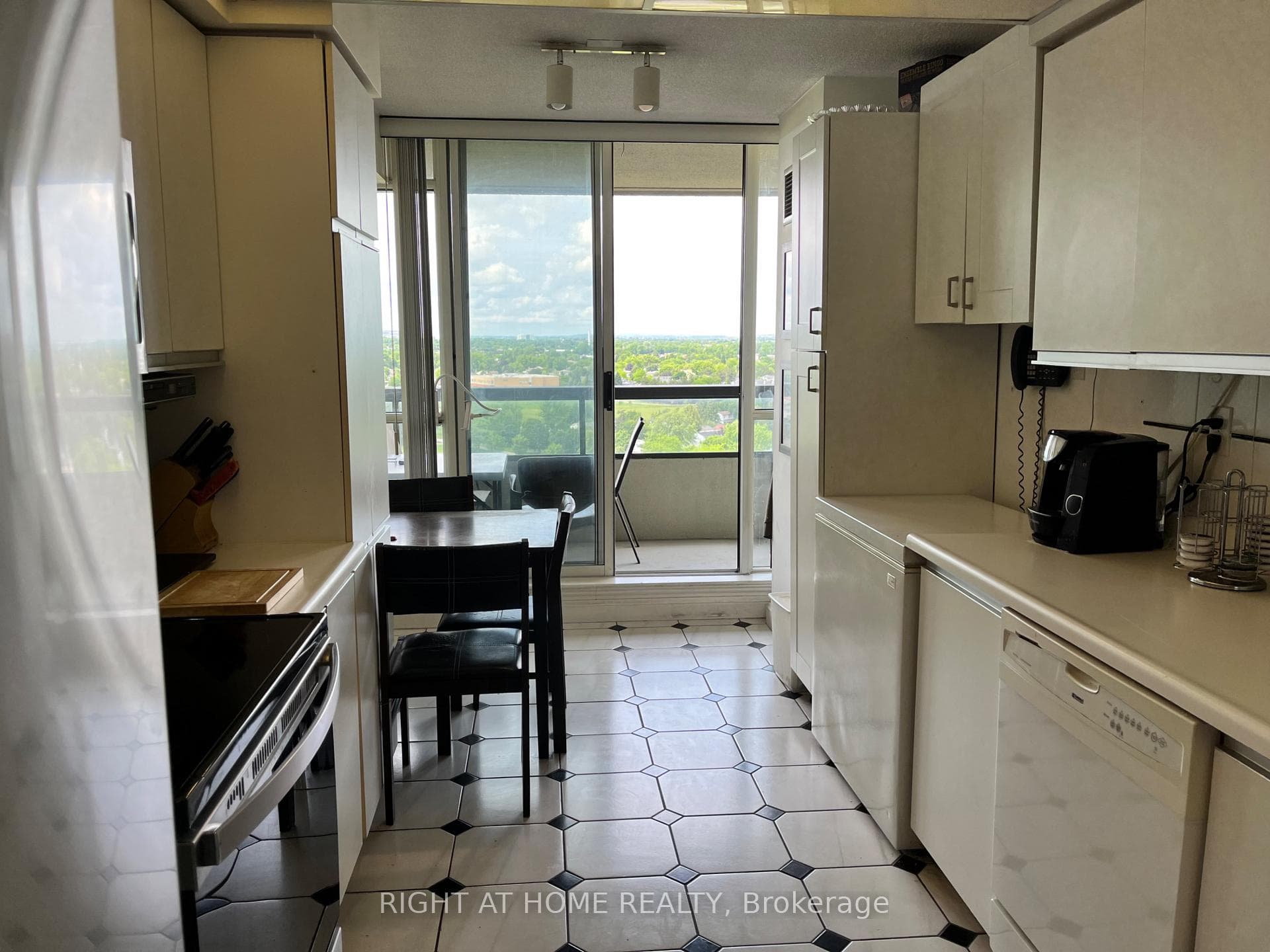 1507- 24 Hanover Road — property photo