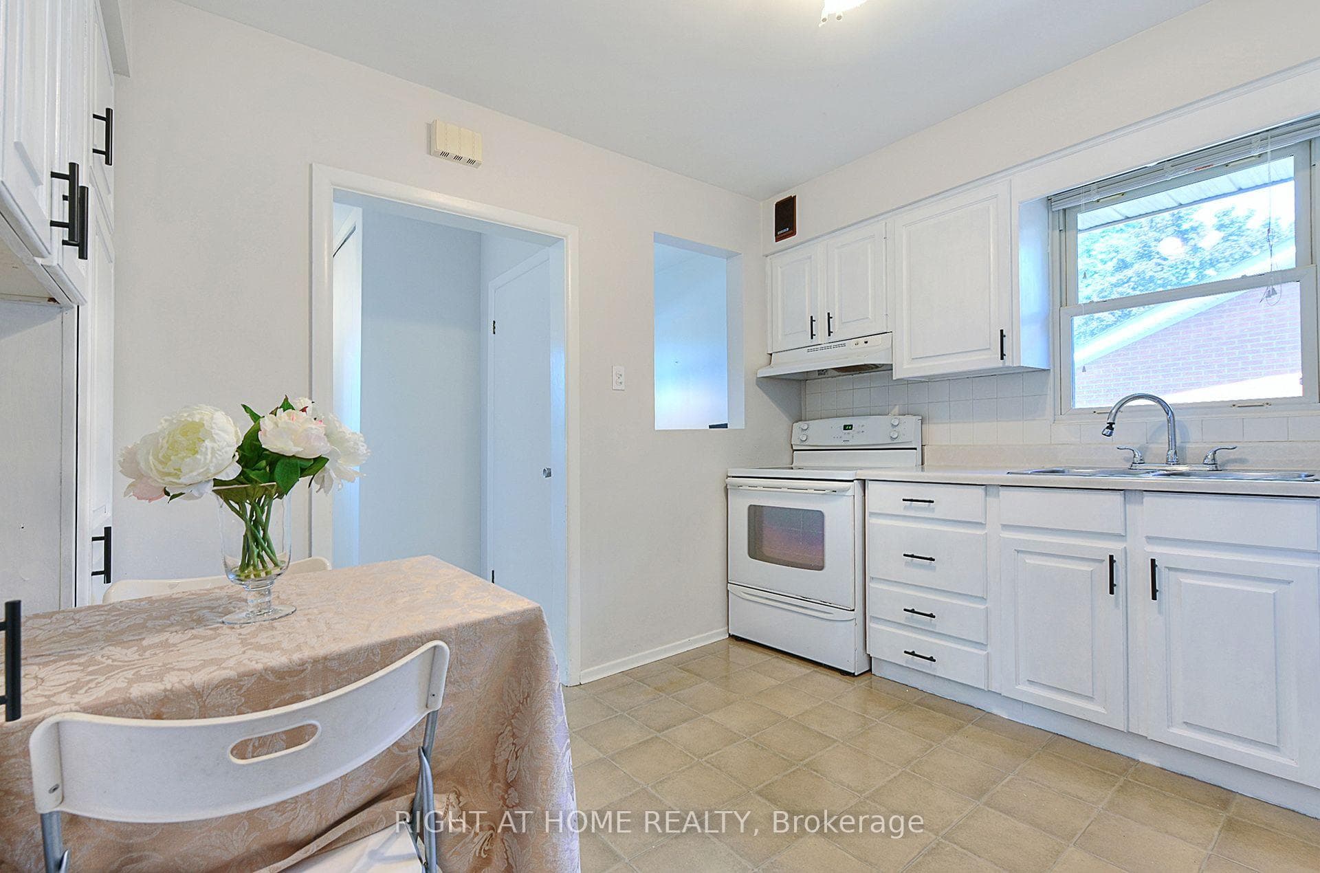 245 West 33rd Street — property photo