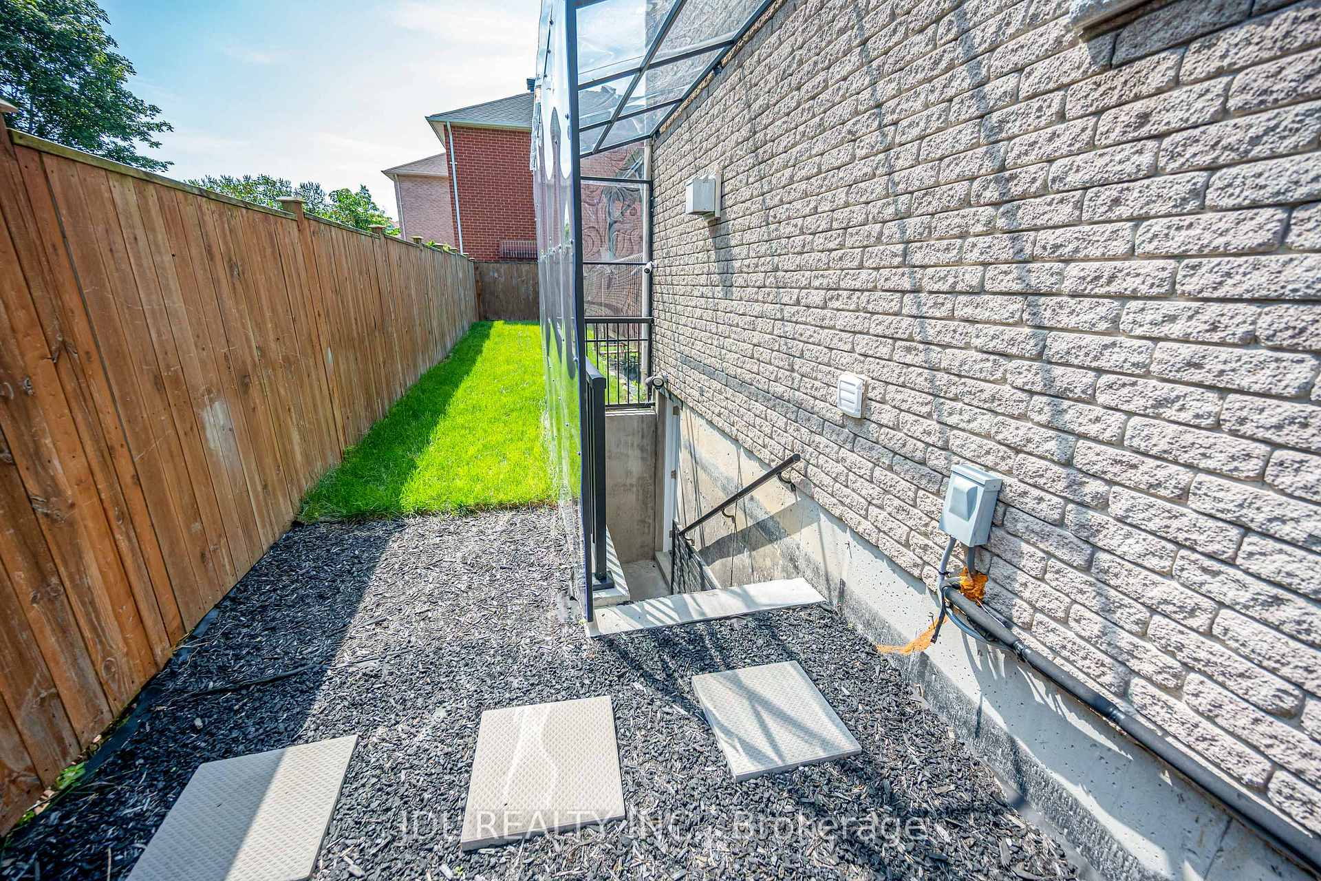 69 Summerset Drive — property photo