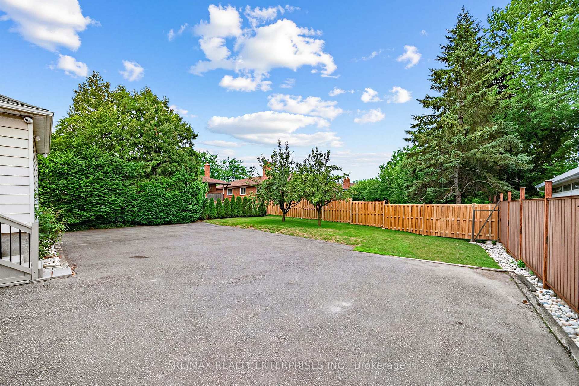 3569 Cawthra Road — property photo