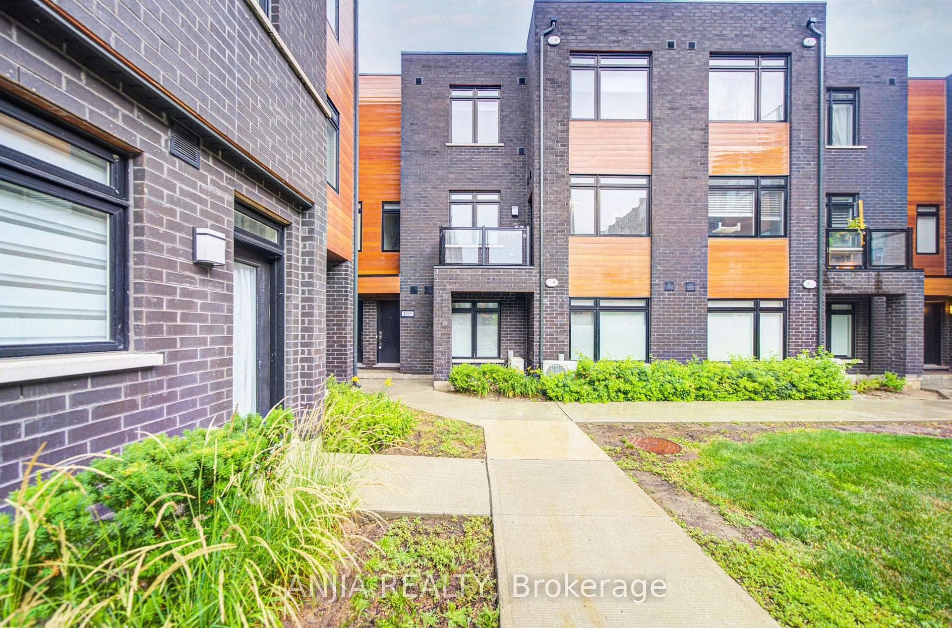 105- 370D Red Maple Road — property photo