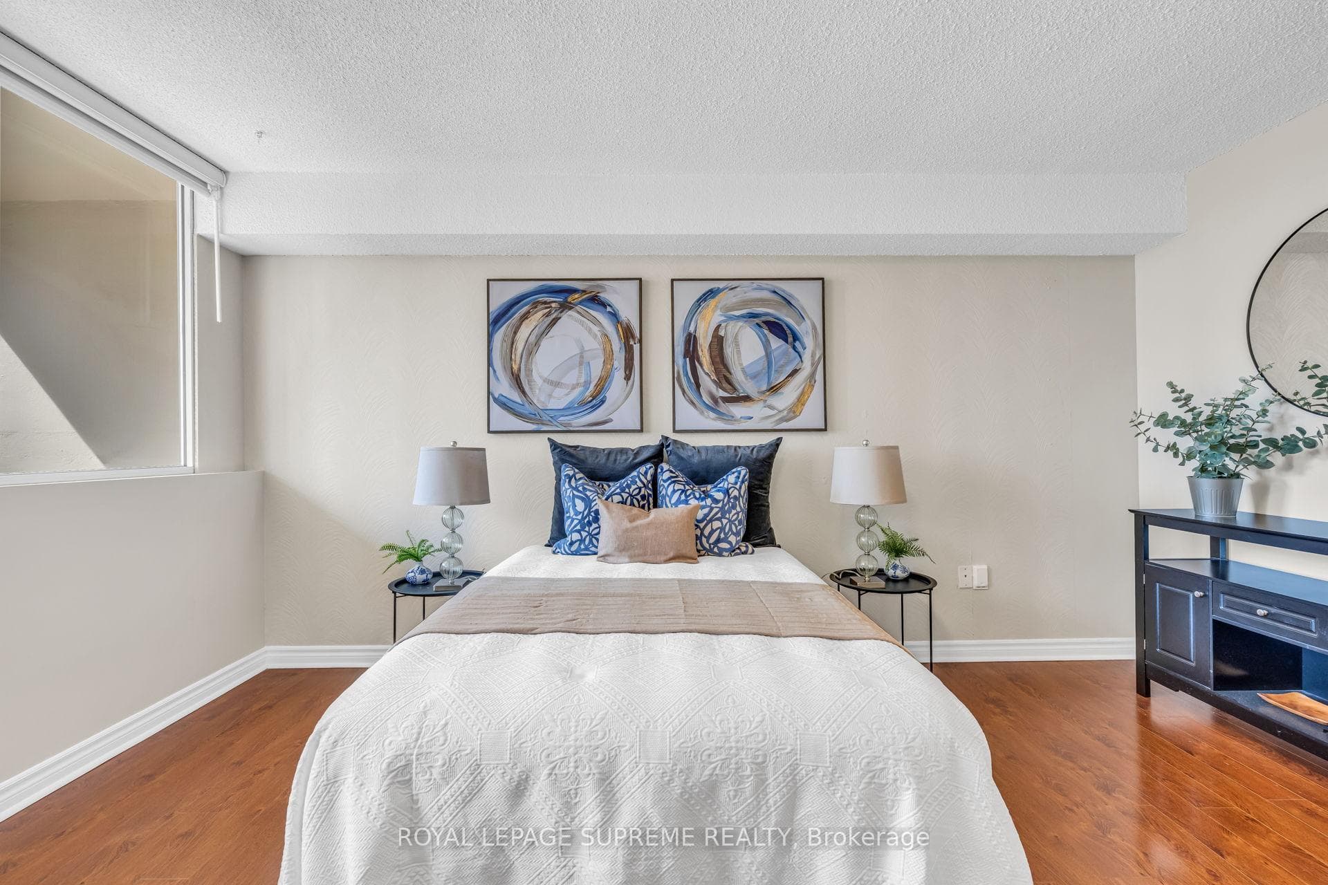 1907- 3590 Kaneff Crescent — property photo