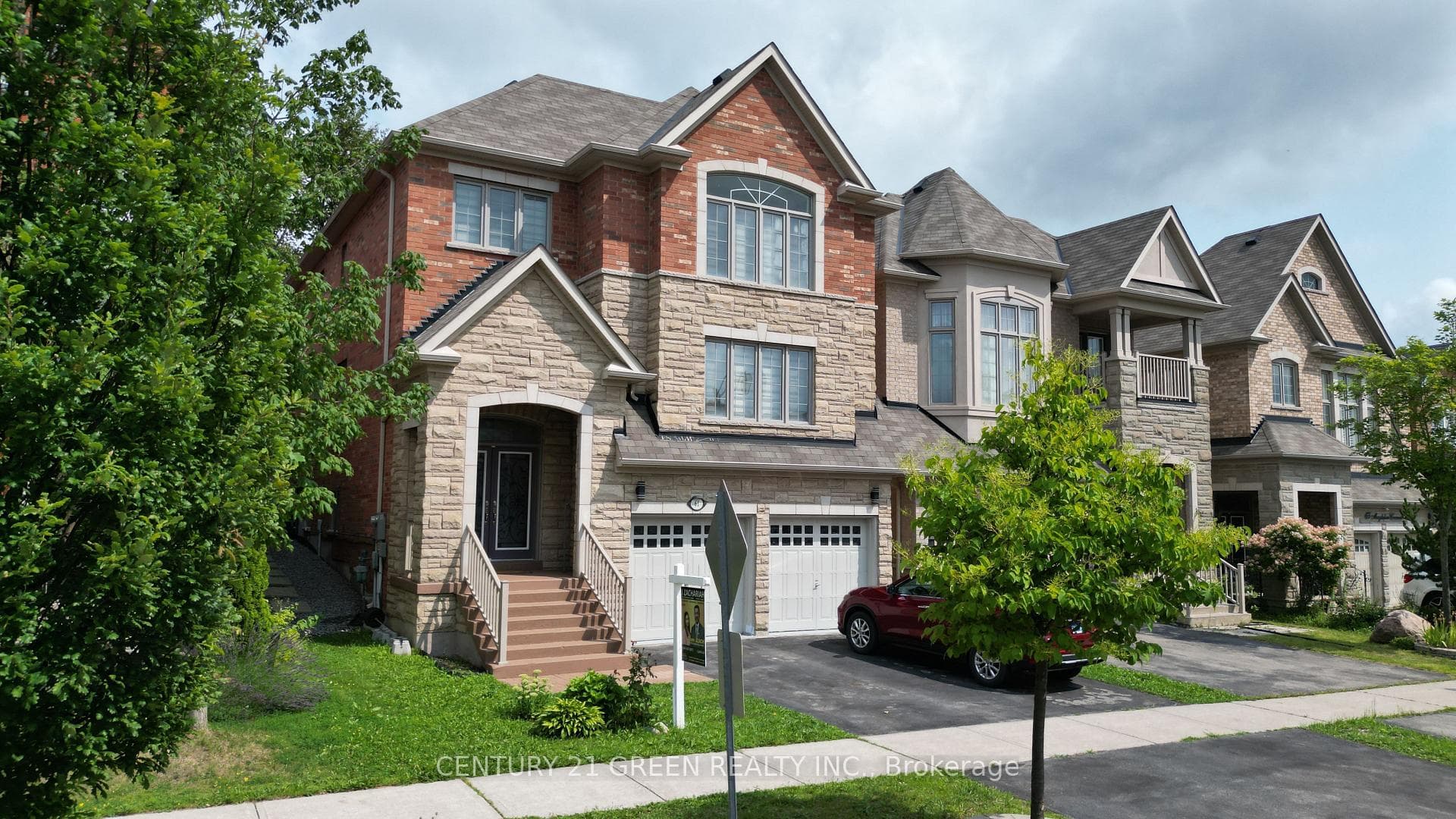 61 Magdalan Crescent — property photo
