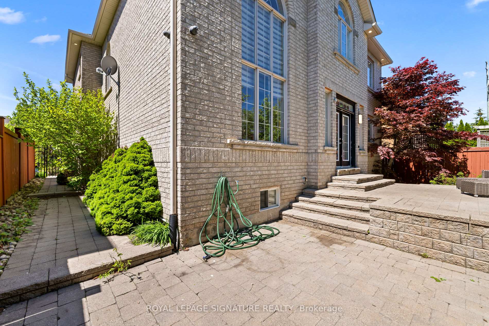 2480 Upper Valley Crescent — property photo