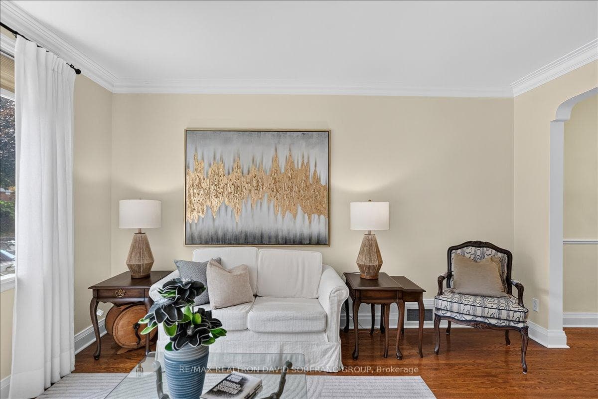 42 De Quincy Boulevard — property photo