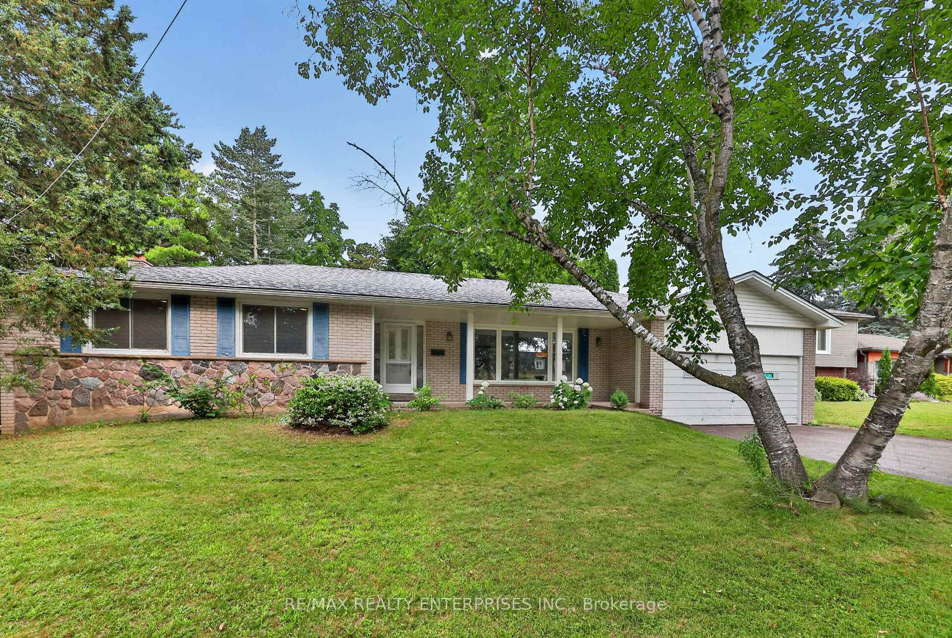 975 Cresthampton Lane — property photo