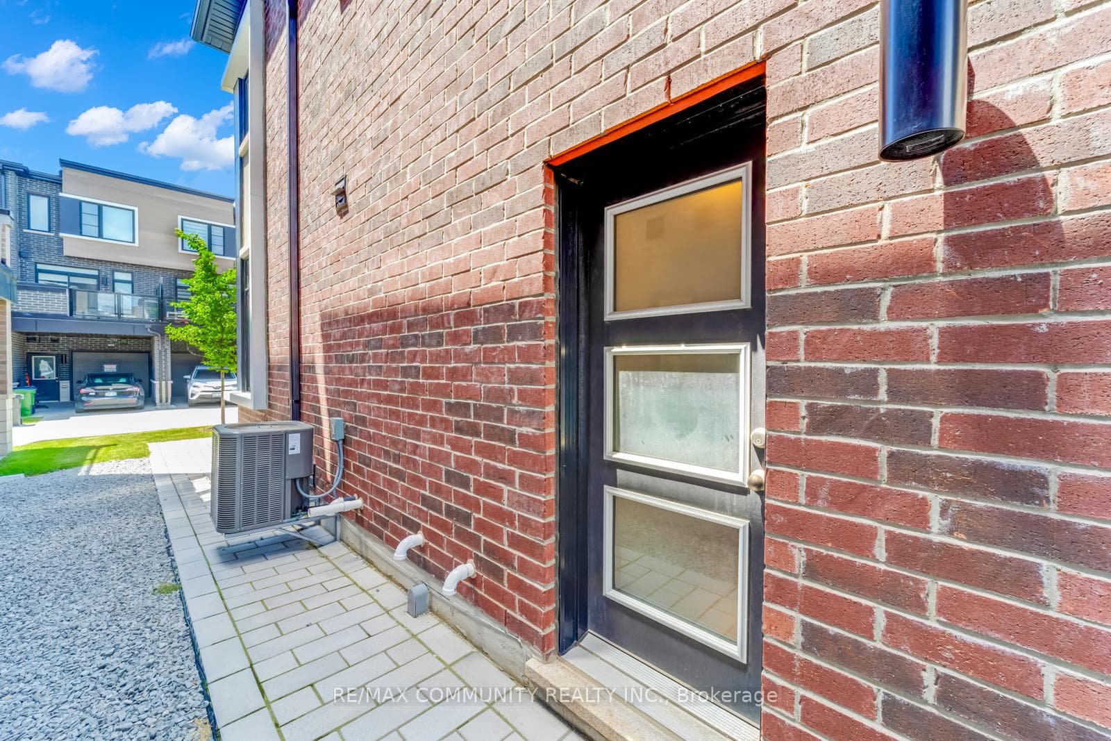 10 Liam Foudy Court — property photo