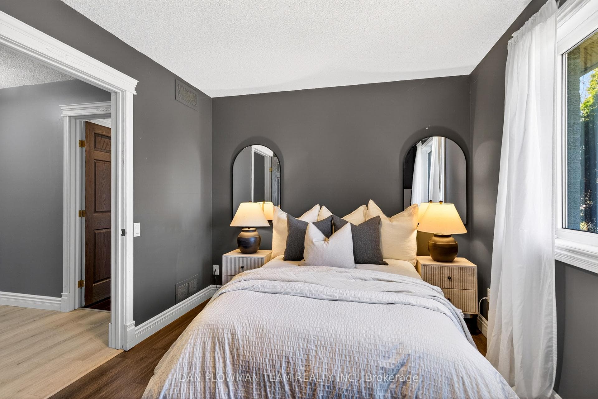 11 Steepleview Court — property photo