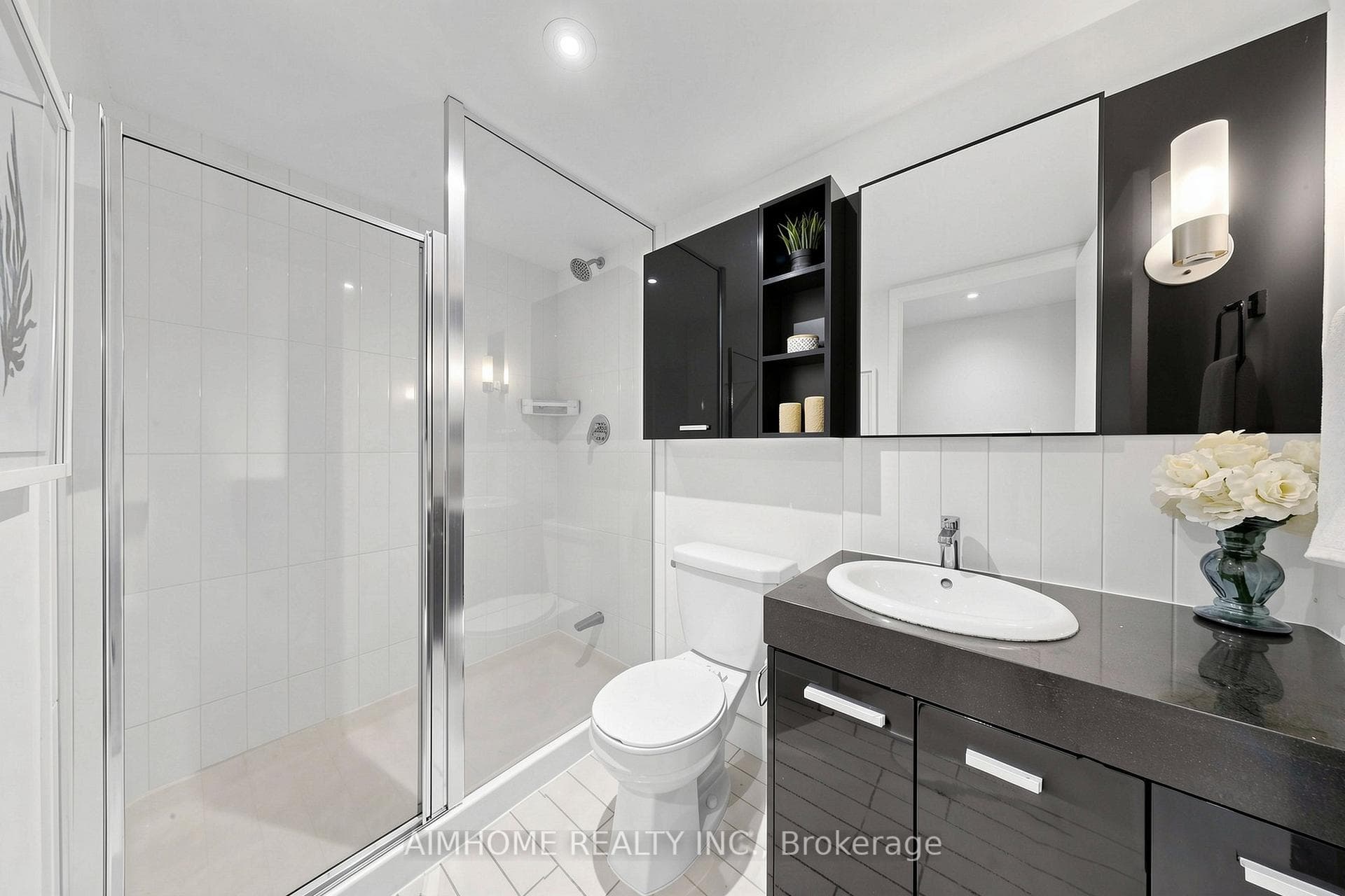 921- 19 Singer Court — property photo