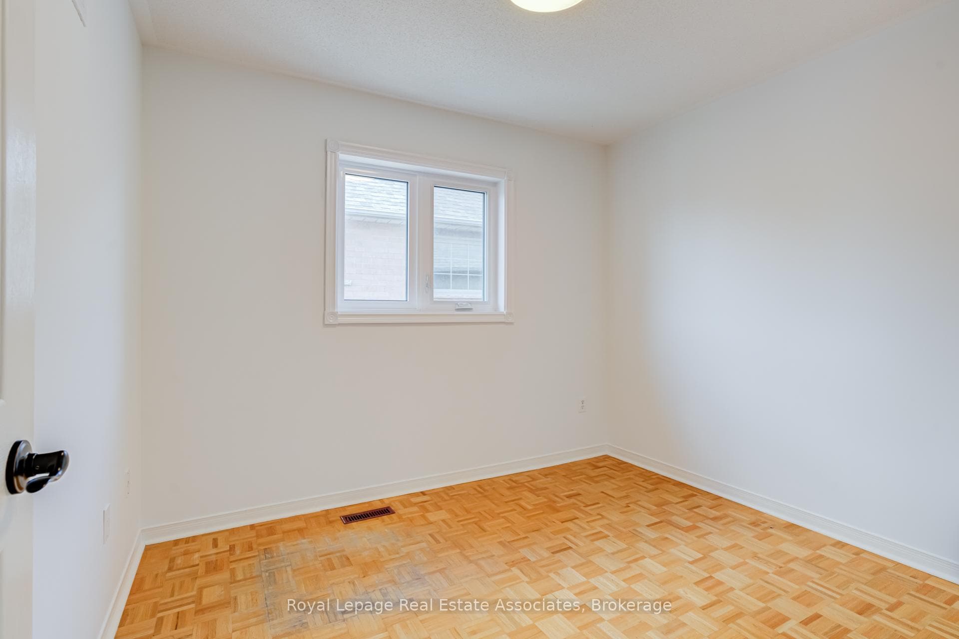 5453 Middleport Crescent — property photo