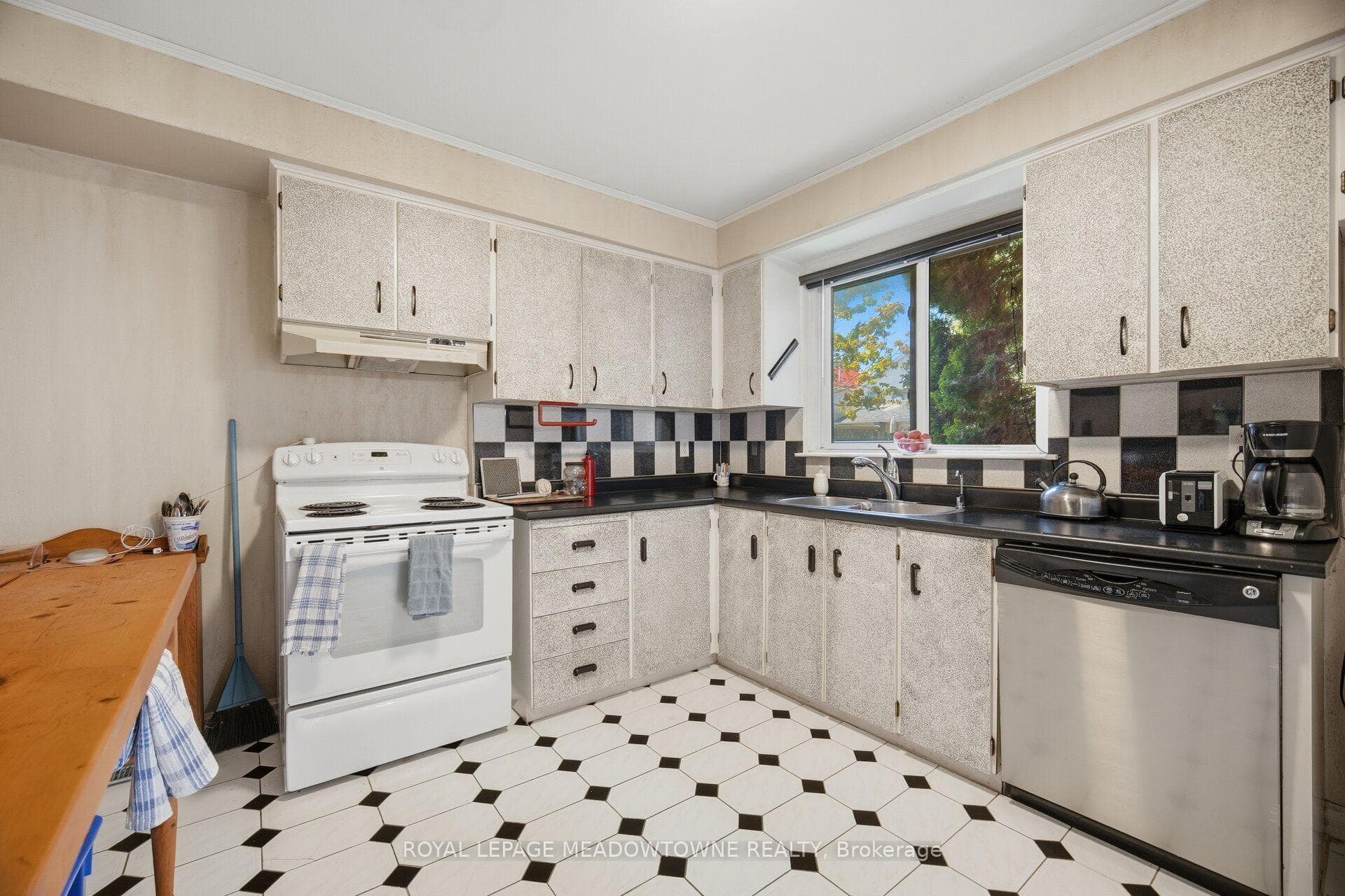 3139 Cambourne Crescent — property photo