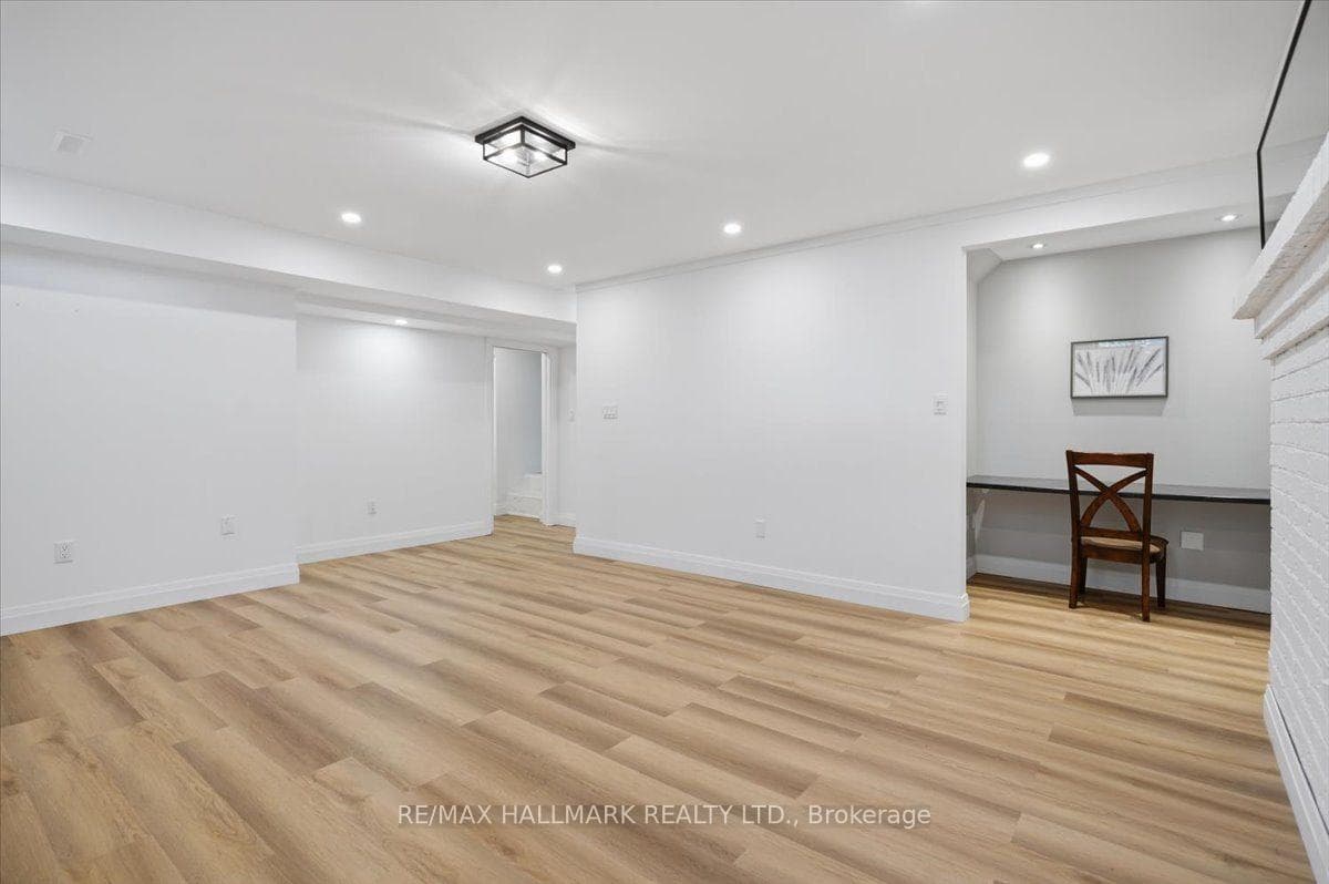 105 Duckworth Street — property photo