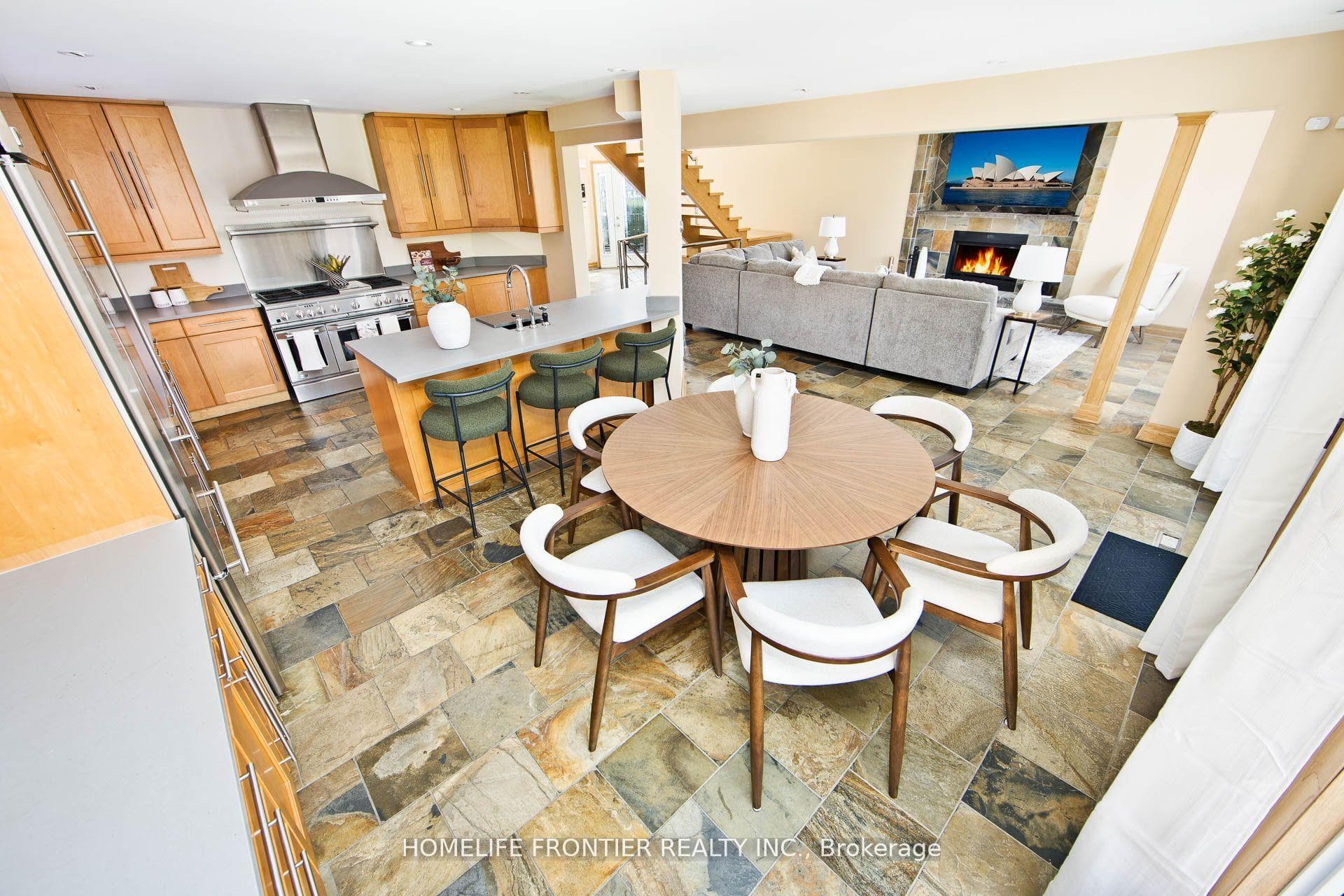 6124 Hardesty Crescent — property photo