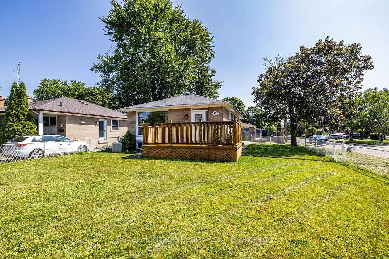 42 Thorncroft Crescent — property photo