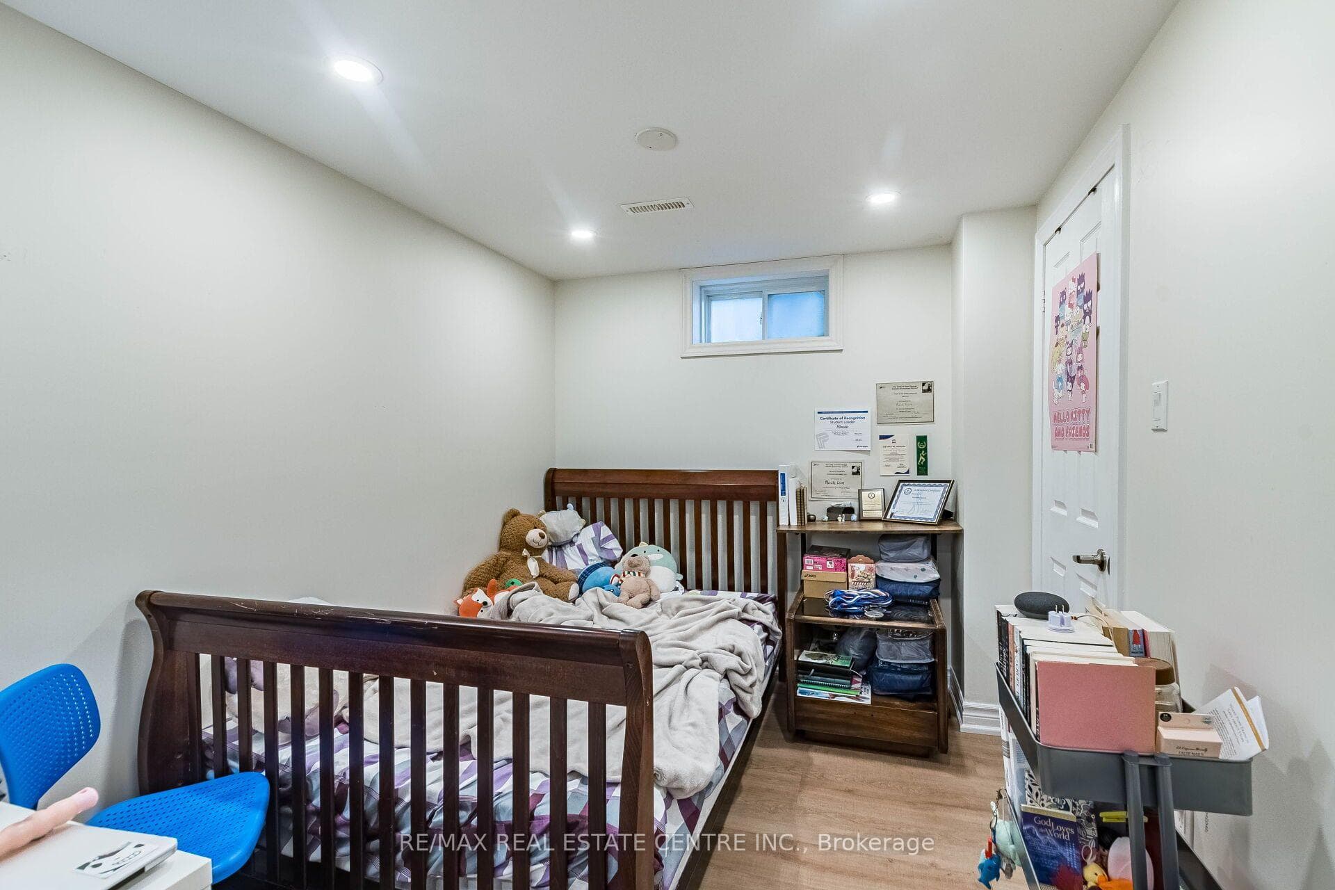 1571 Meadowfield Crescent — property photo