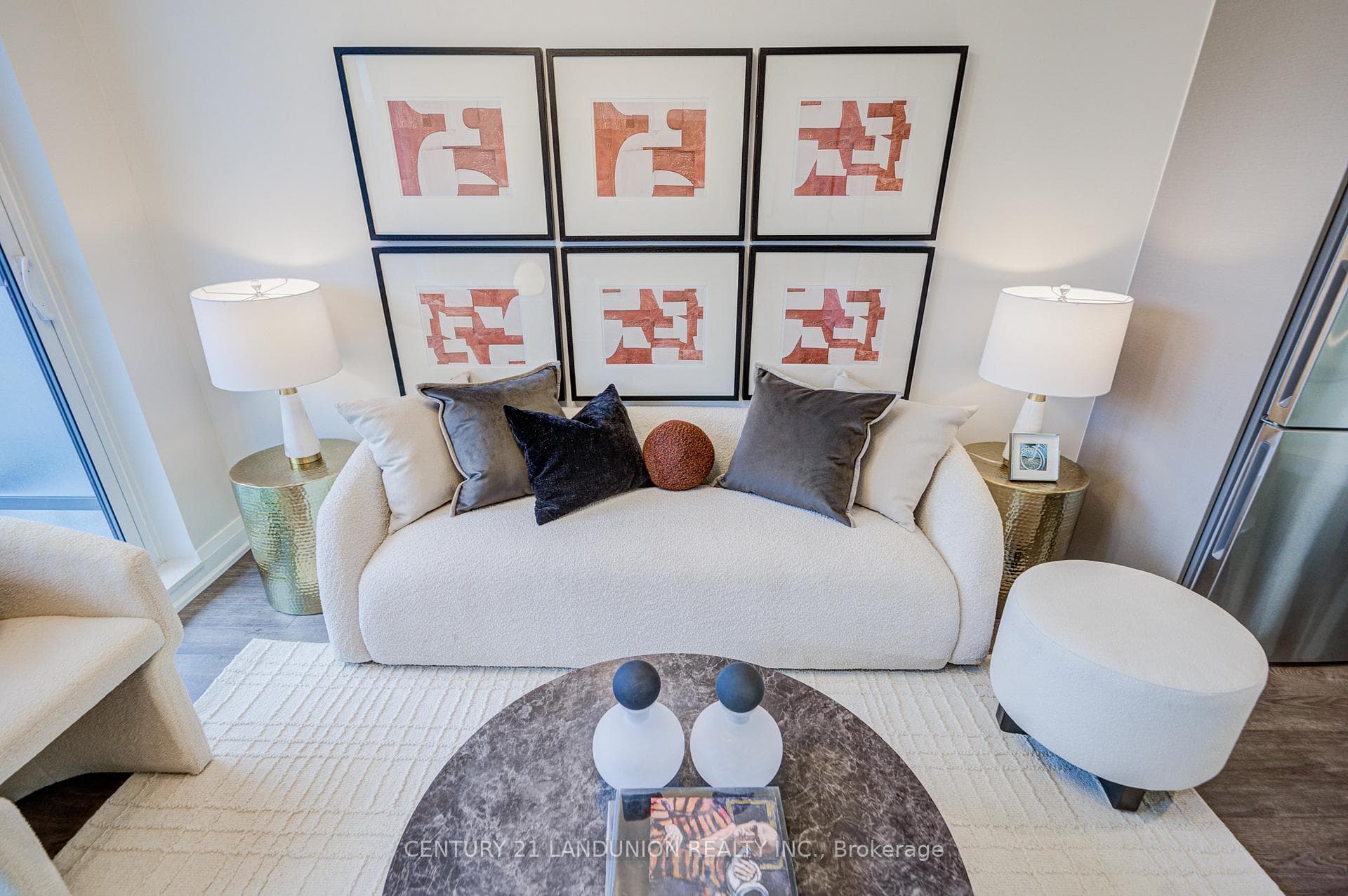 808- 18 Uptown Drive — property photo