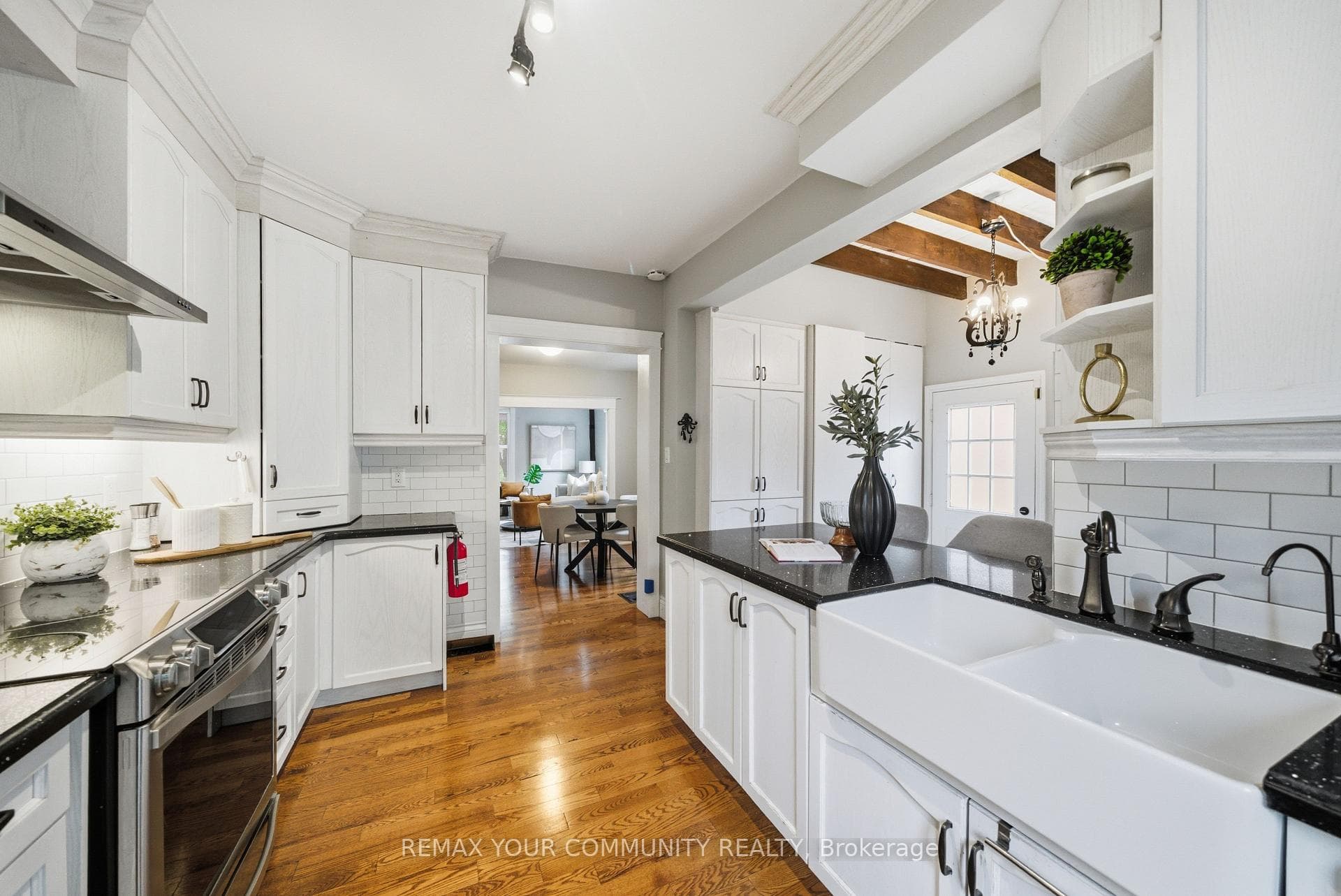 30 Elizabeth Street — property photo