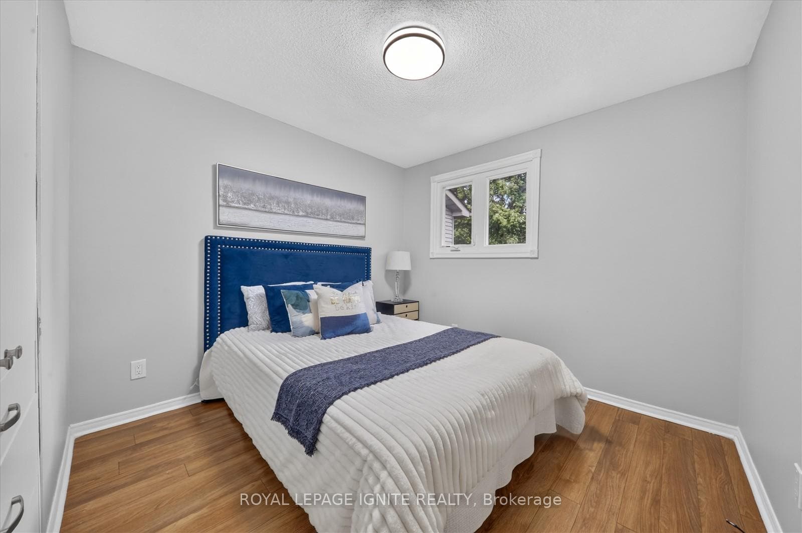 1569 Norwill Crescent — property photo