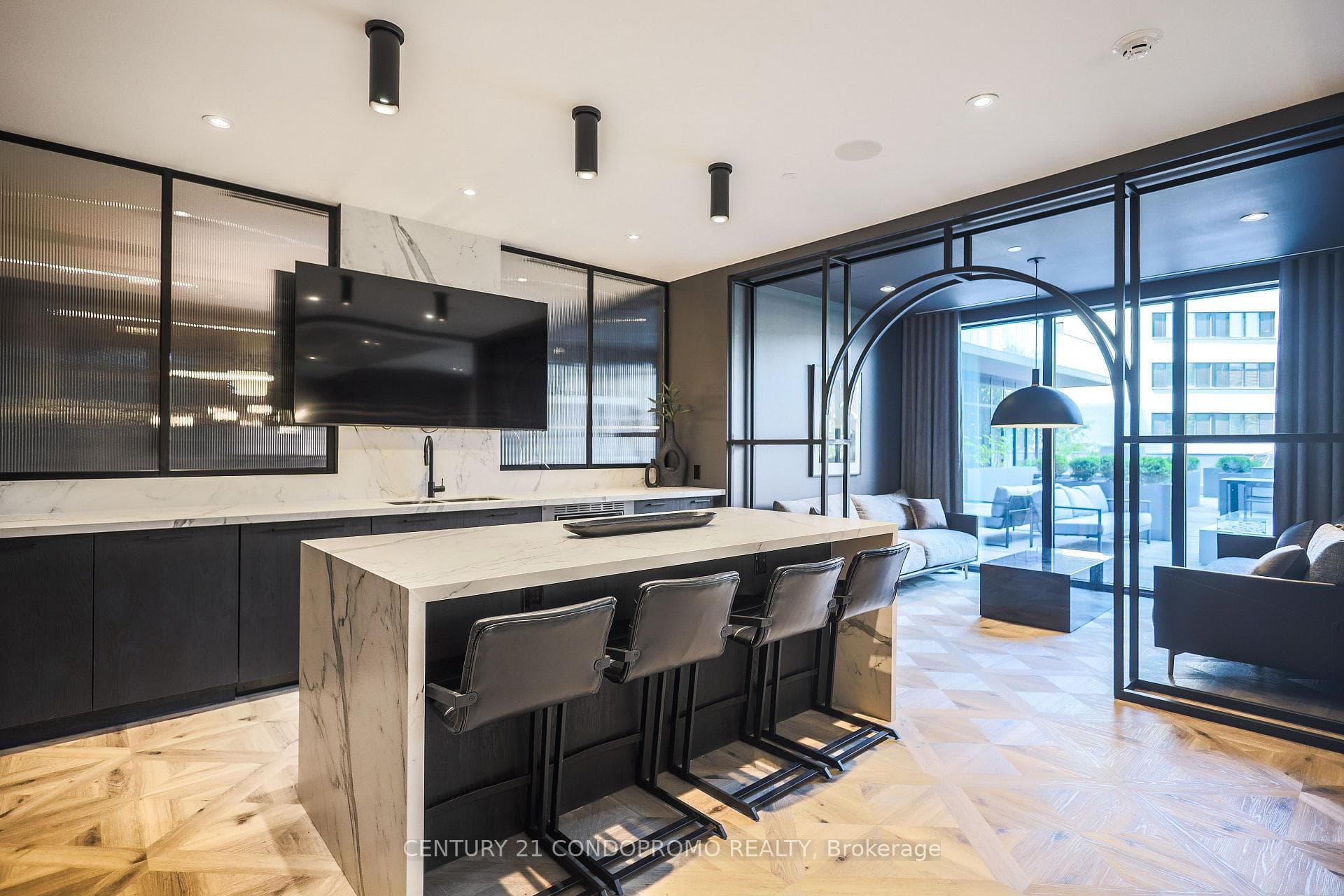 1601- 285 Dufferin Street — property photo