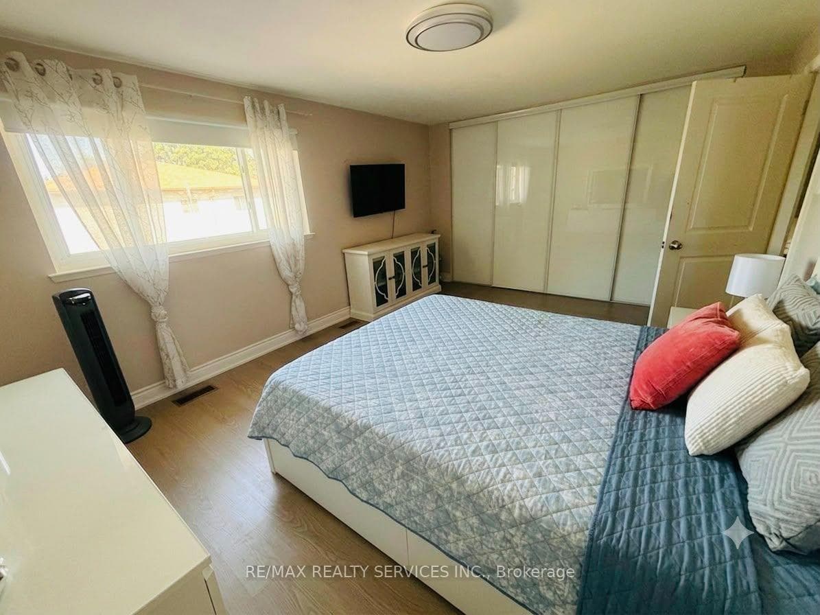 34 Watson Crescent — property photo