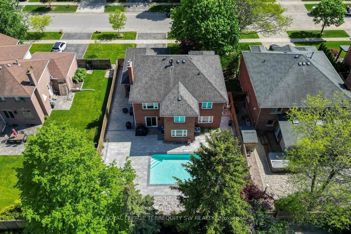 2025 Parklane Crescent — property photo