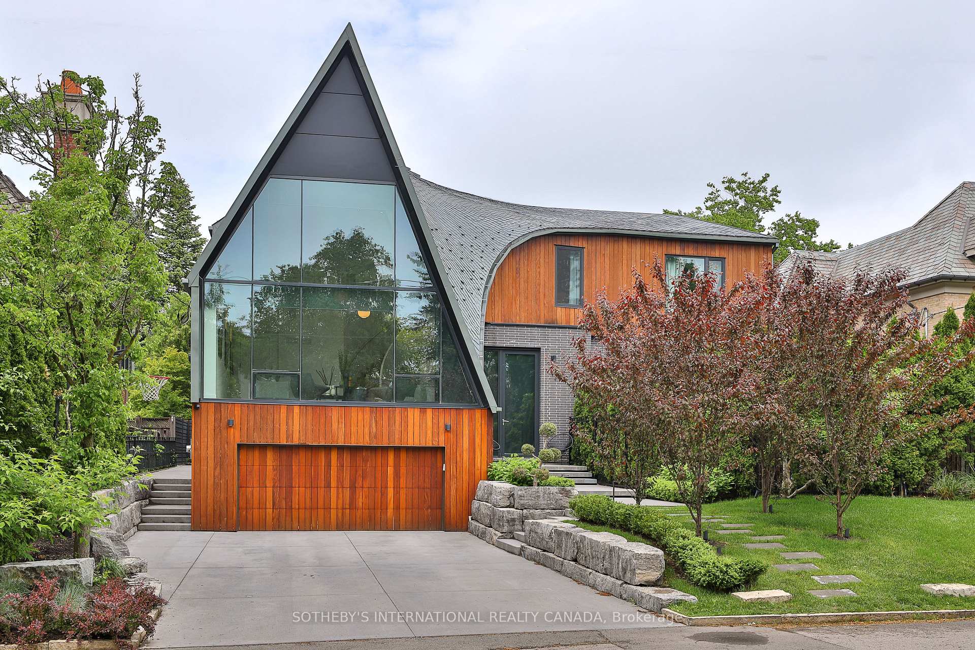 108 Stratford Crescent — property photo