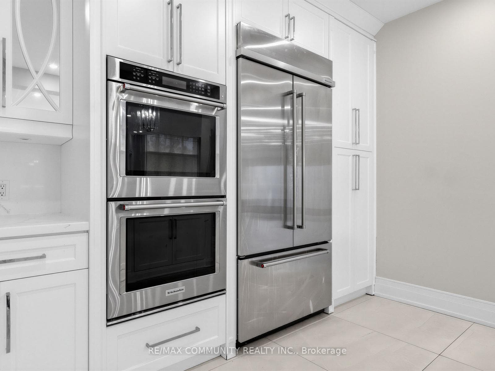 806 Clarence Street — property photo