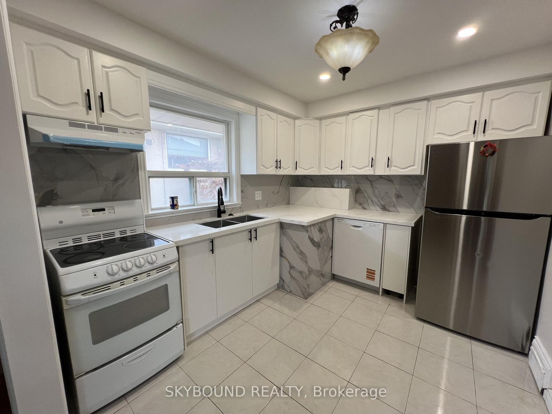 33 Bradstock Road — property photo