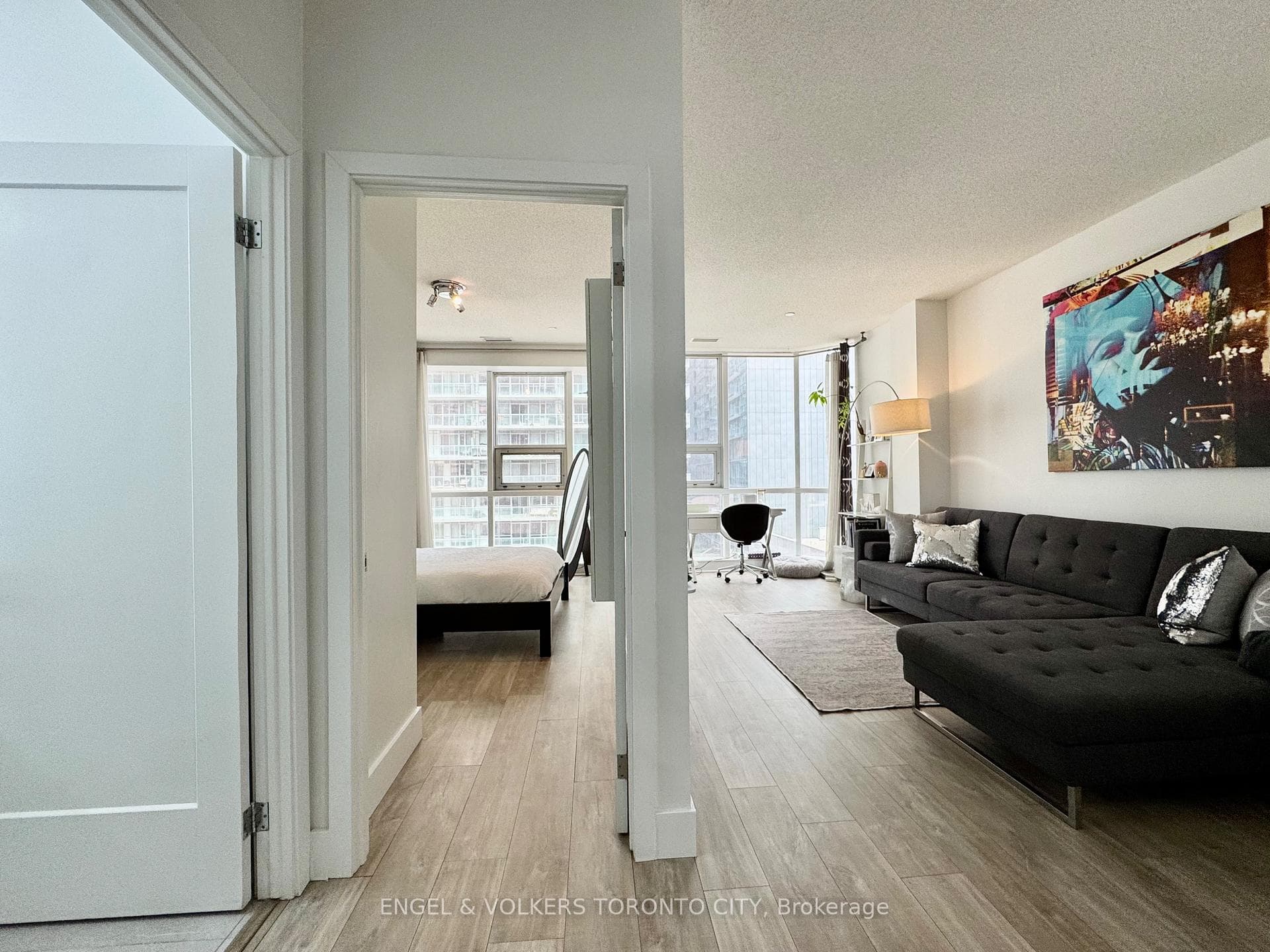 706- 393 King Street — property photo