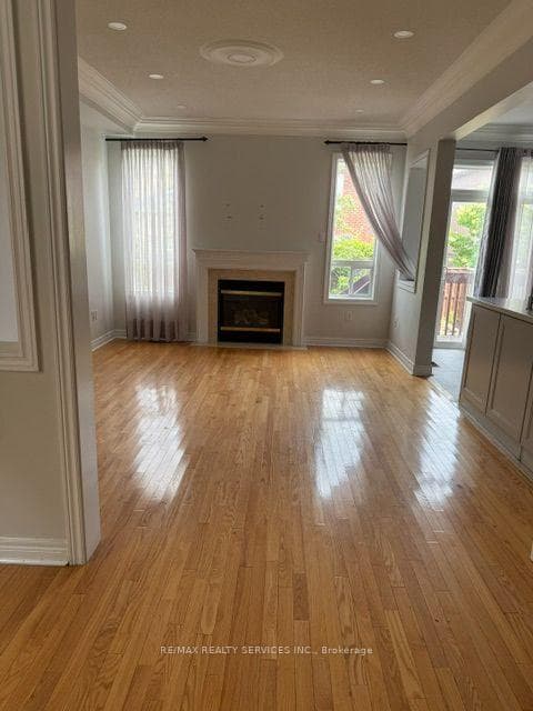 27 Village Lake Crescent — property photo