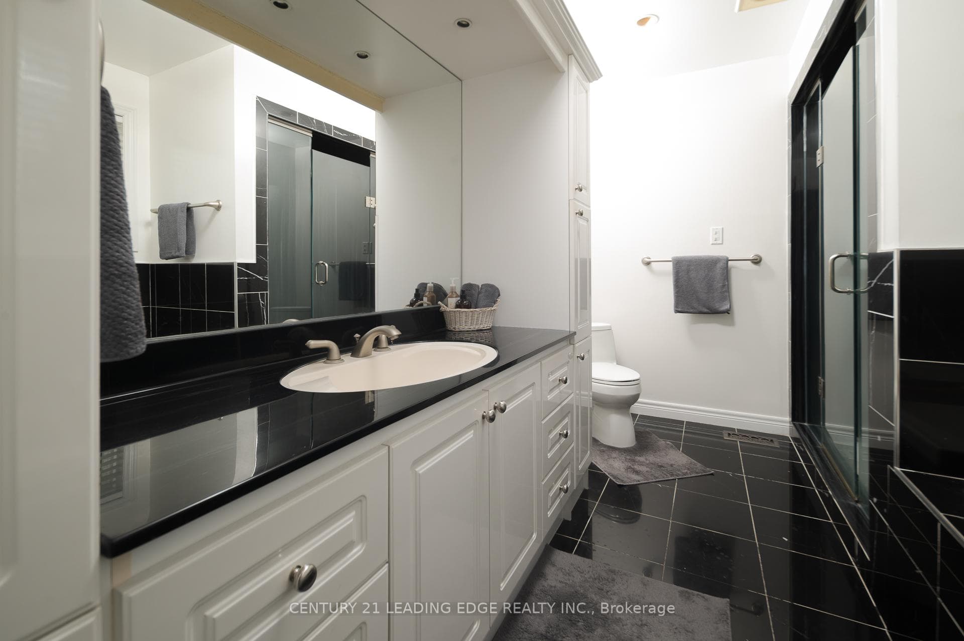 5048 William Street — property photo