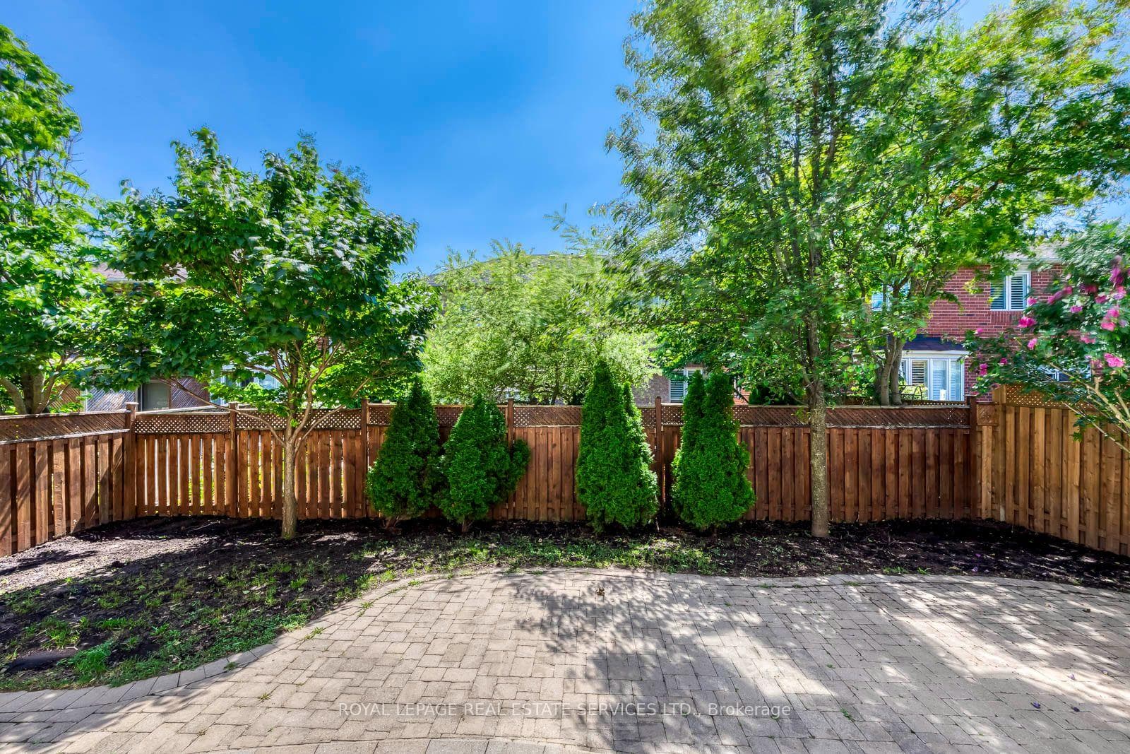2116 Blackforest Crescent — property photo